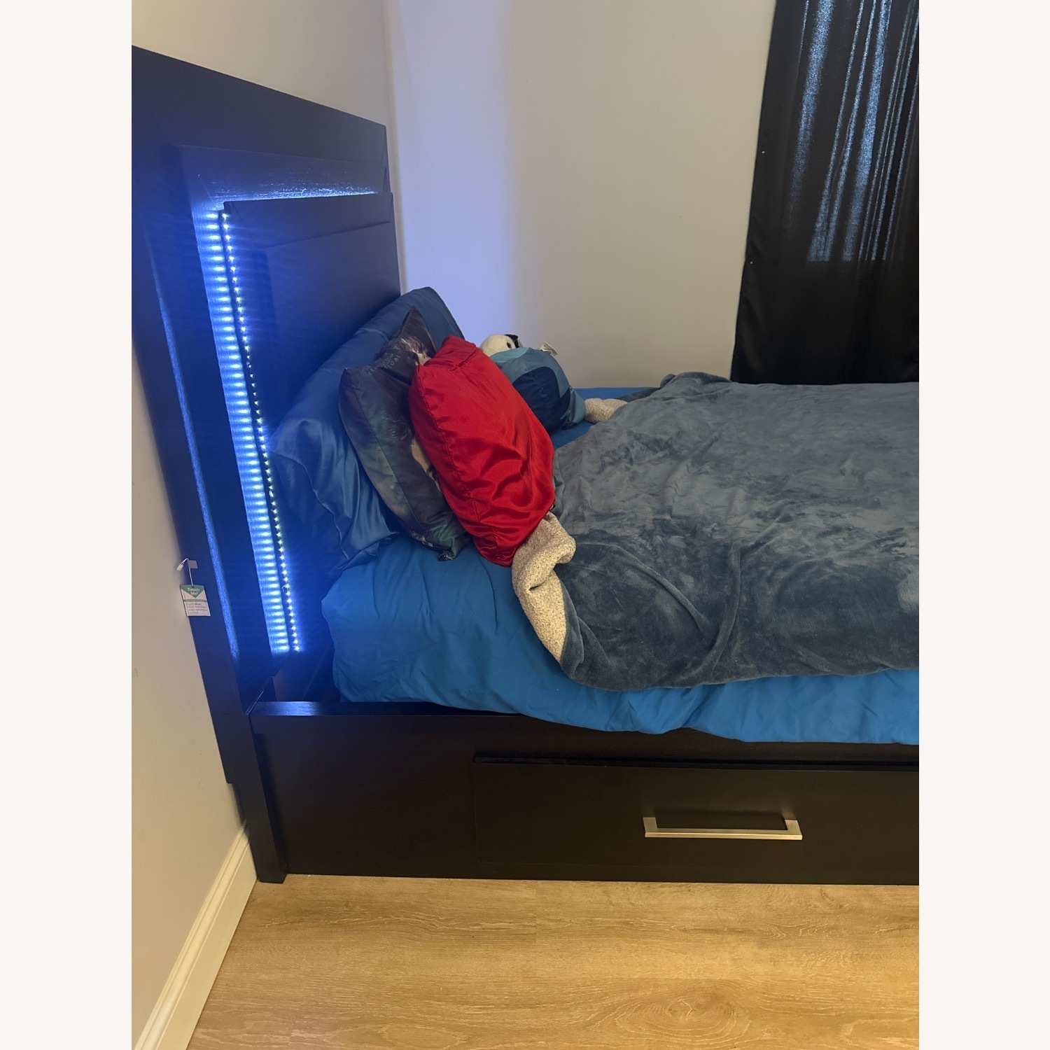 Bob's Discount Furniture Black Wood Queen Bed - image-1