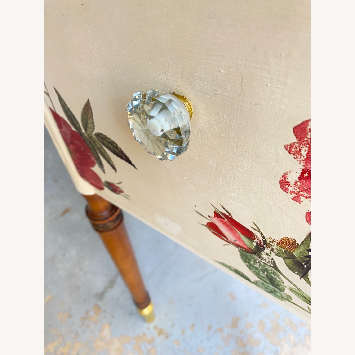 Floral Vintage Regency-style Vanity - image-5