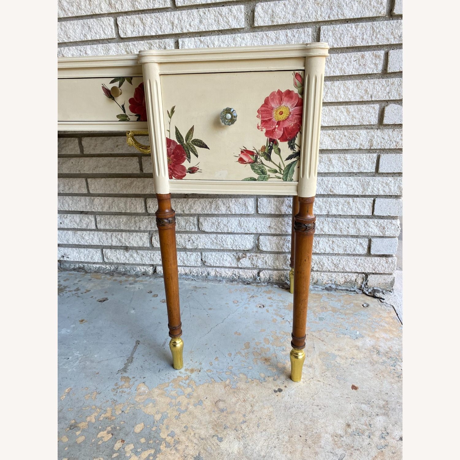 Floral Vintage Regency-style Vanity - image-7