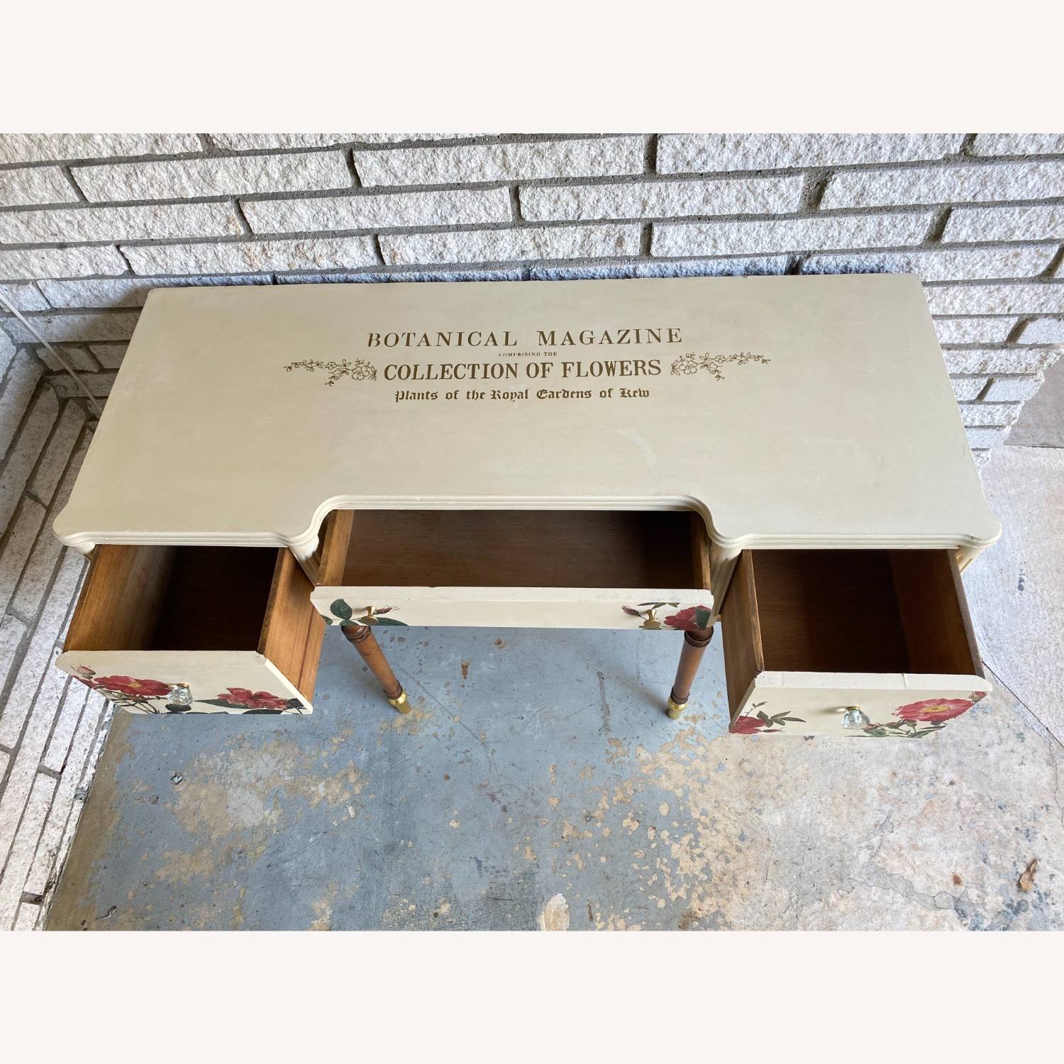 Floral Vintage Regency-style Vanity - image-2