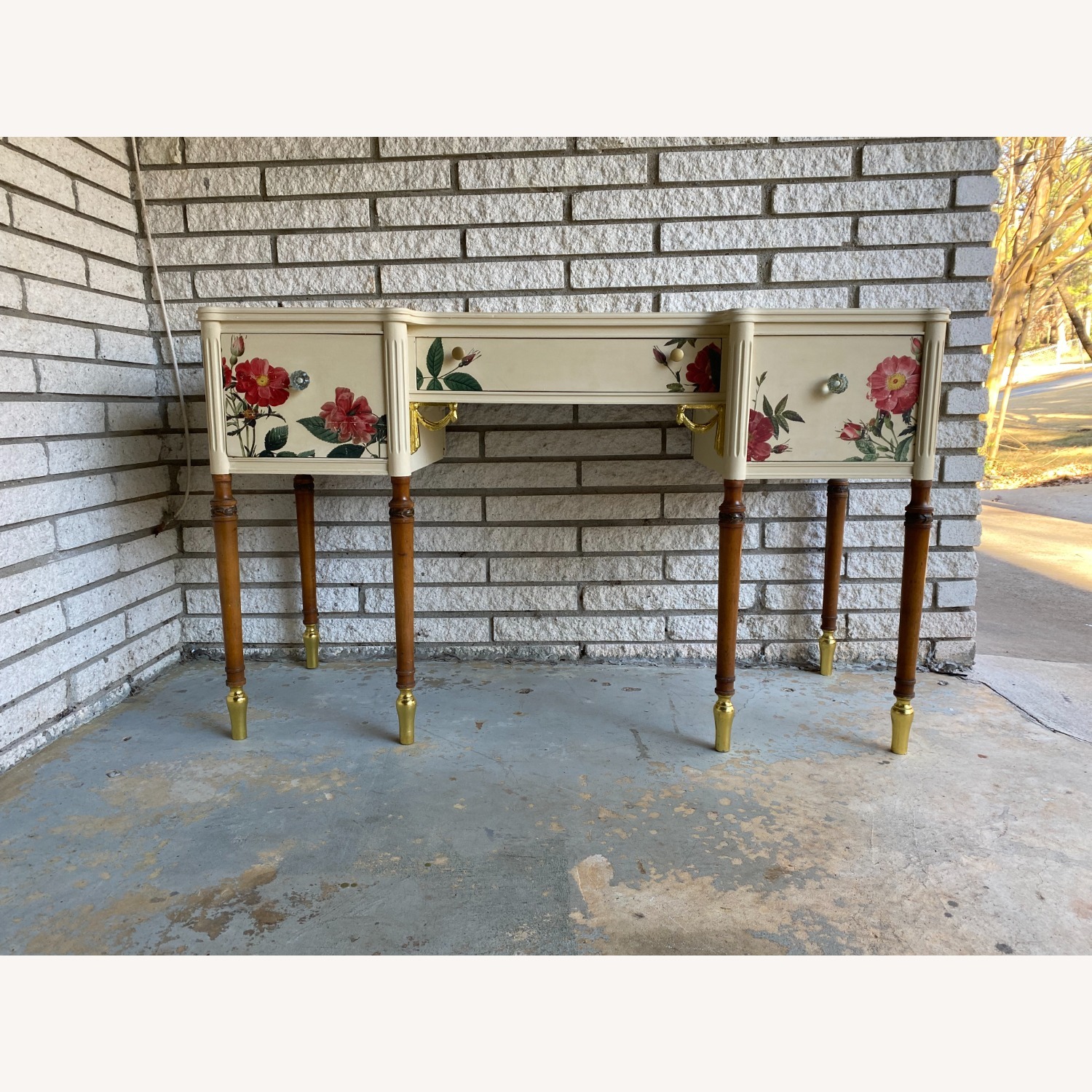 Floral Vintage Regency-style Vanity - image-1