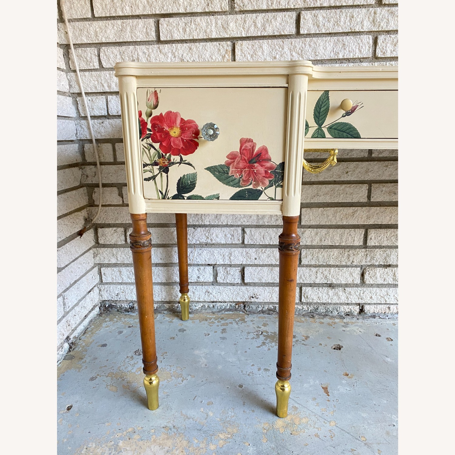 Floral Vintage Regency-style Vanity - image-9