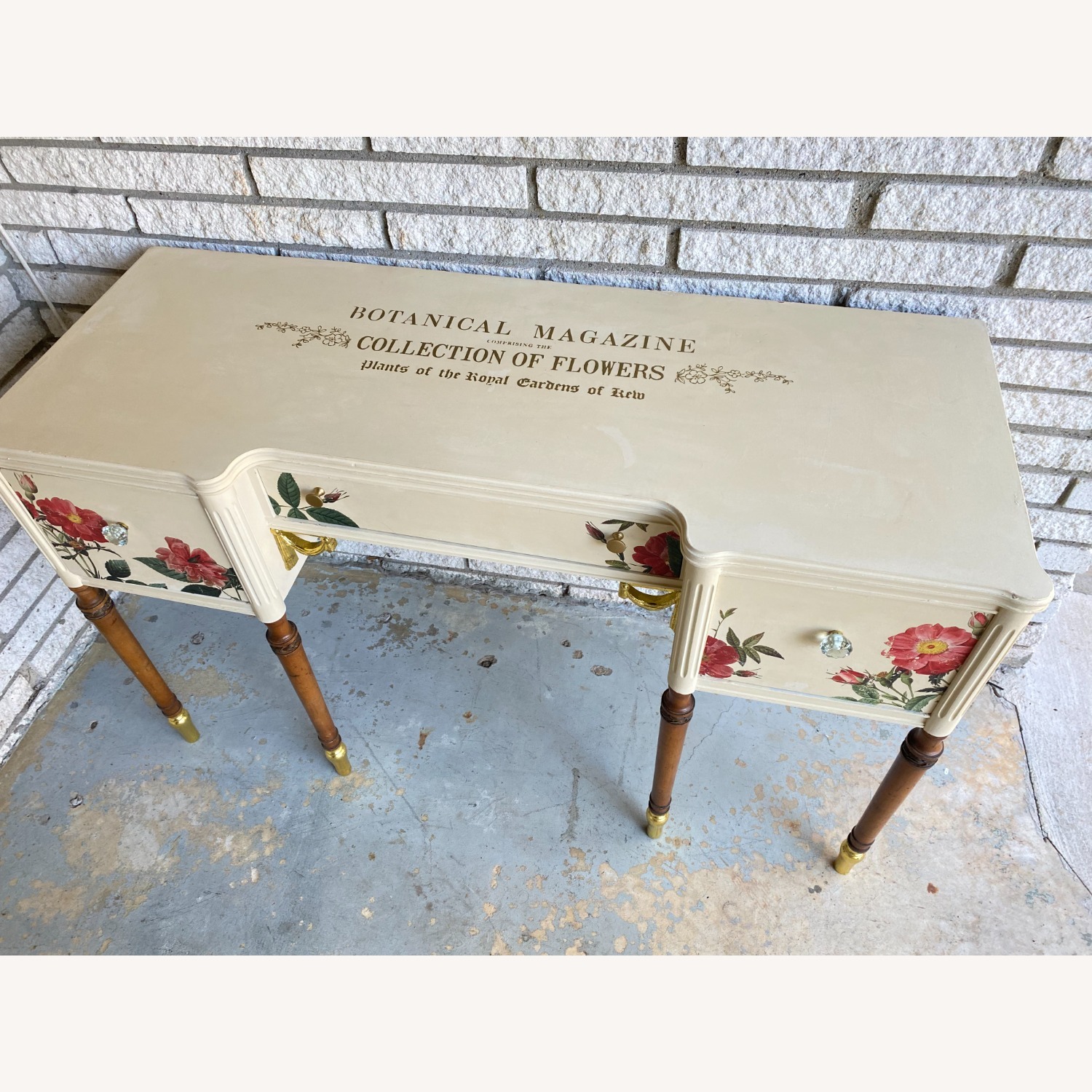 Floral Vintage Regency-style Vanity - image-6