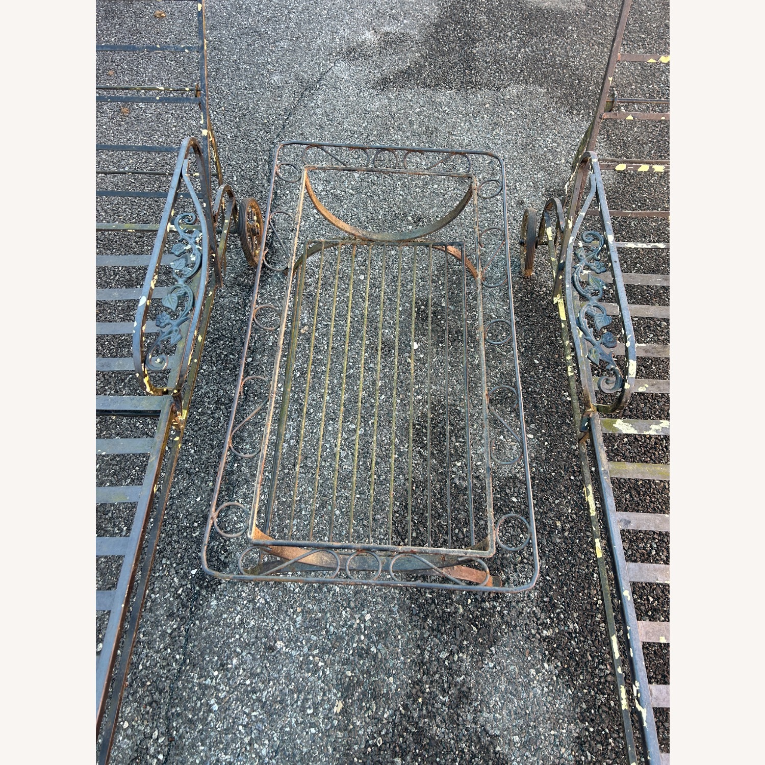 Vintage Pair Of  Woodard Loungers And Table - image-6