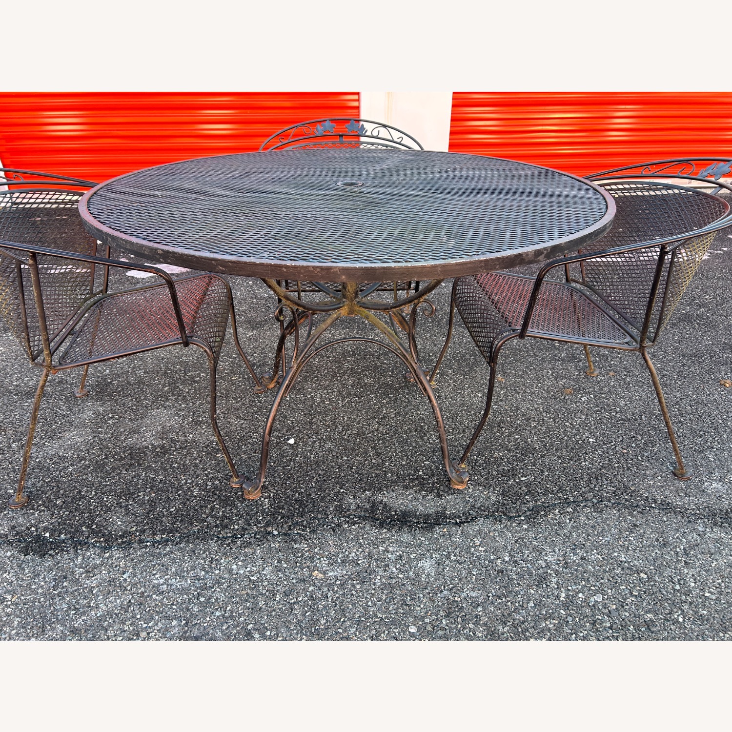 Woodard Vintage Table And 4 Barrel Chairs  - image-2