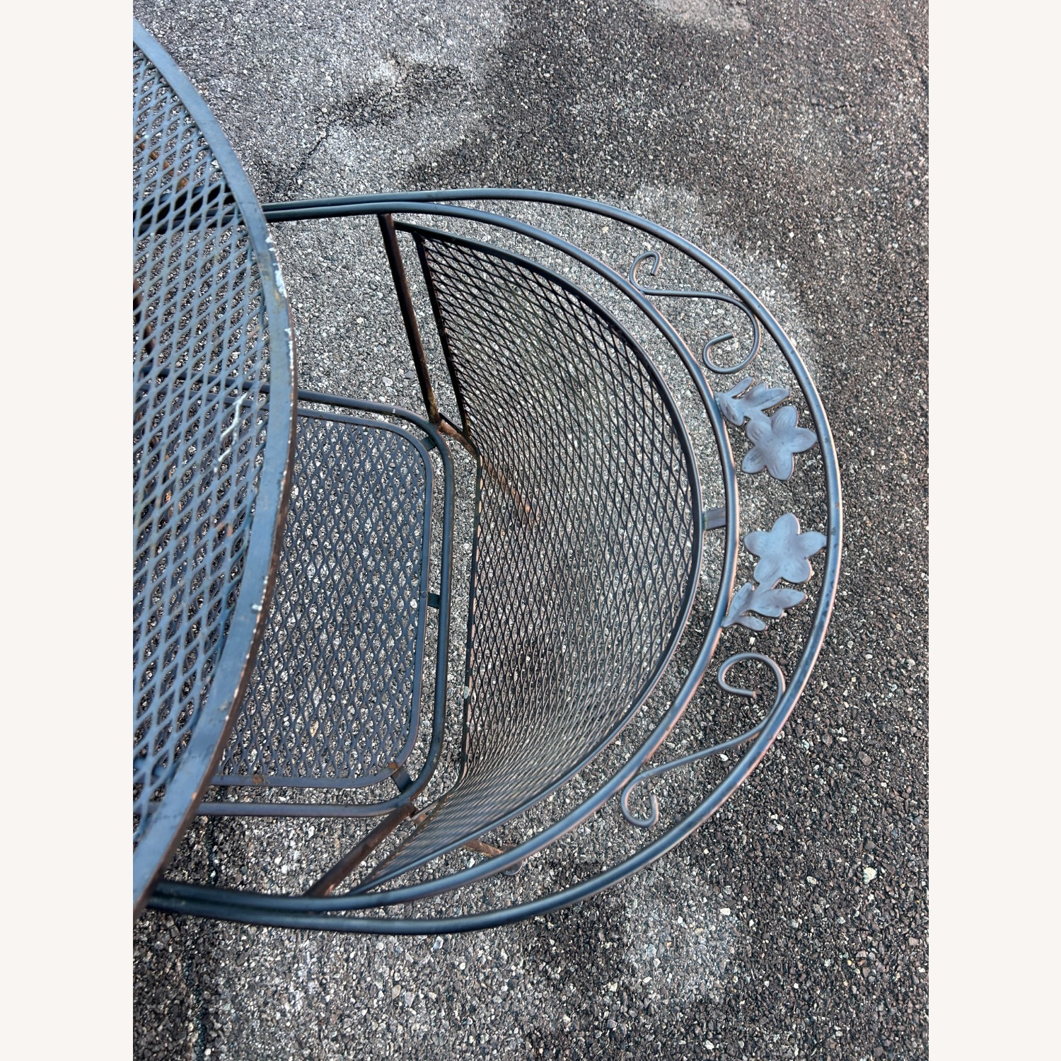 Woodard Vintage Table And 4 Barrel Chairs  - image-6