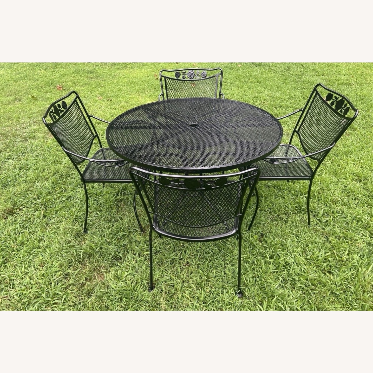 Beautiful Vintage Woodard Table And 4 Chairs  - image-1