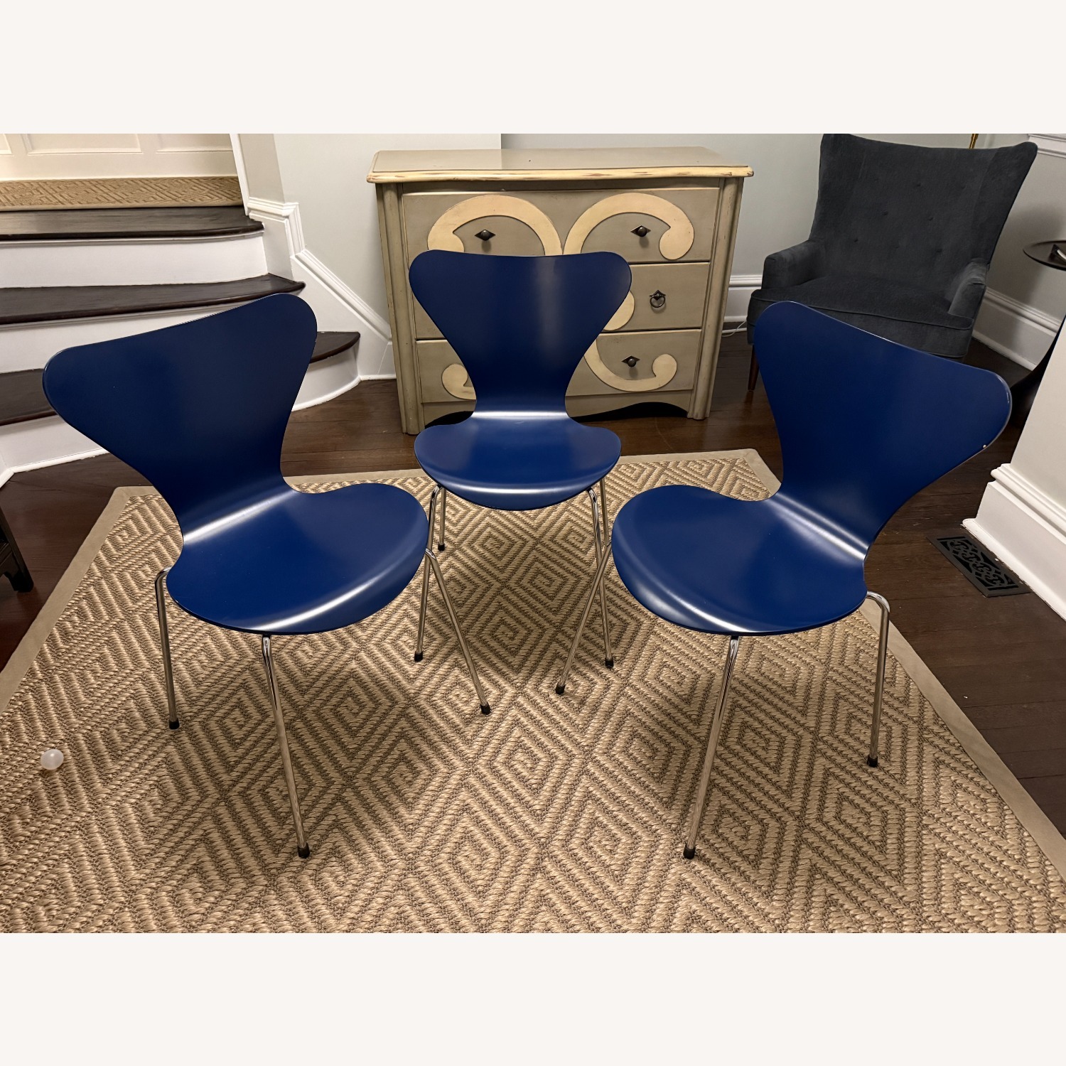 Fritz Hansen Series 7 Chair by Arne Jacobsen - image-1