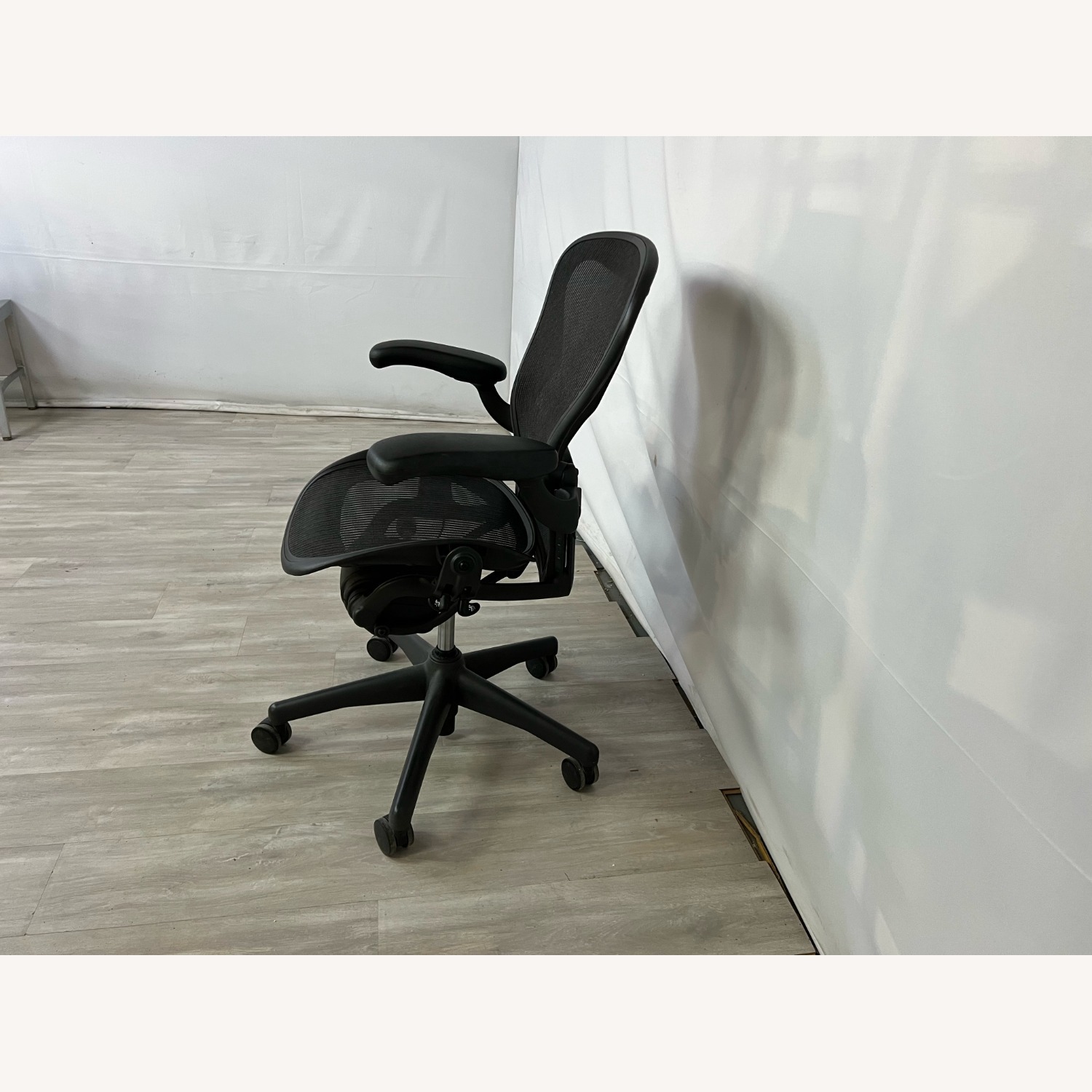 Herman Miller Aeron Chair - image-7