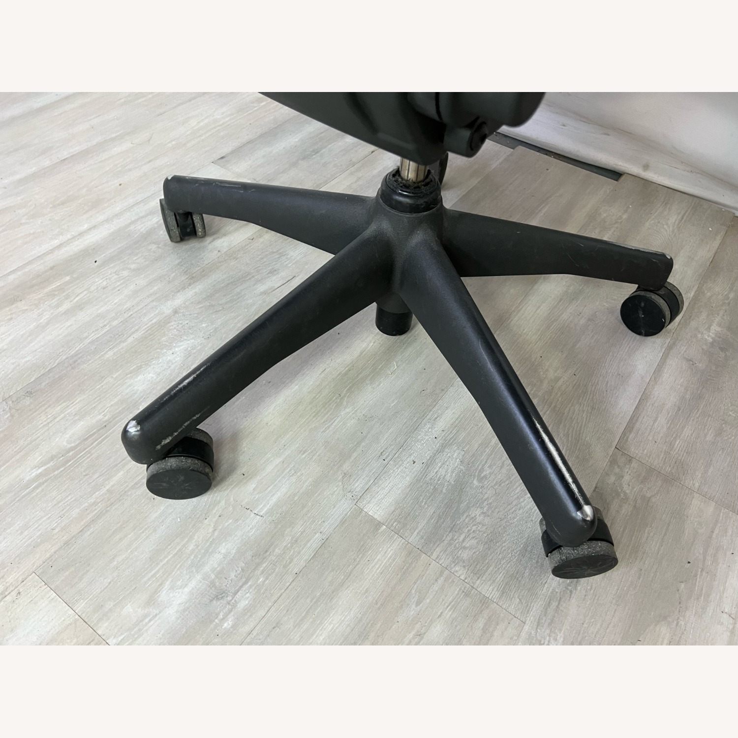 Herman Miller Aeron Chair - image-4