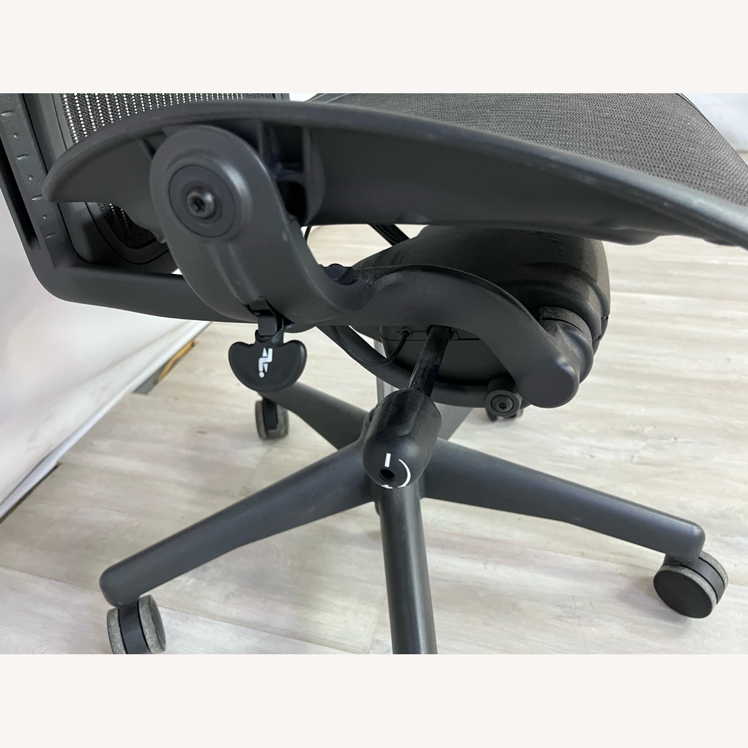 Herman Miller Aeron Chair - image-6