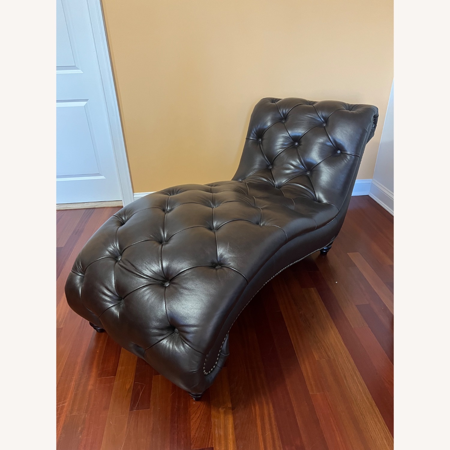Tufted Leather Chaise Lounge – Classic Luxury - image-0