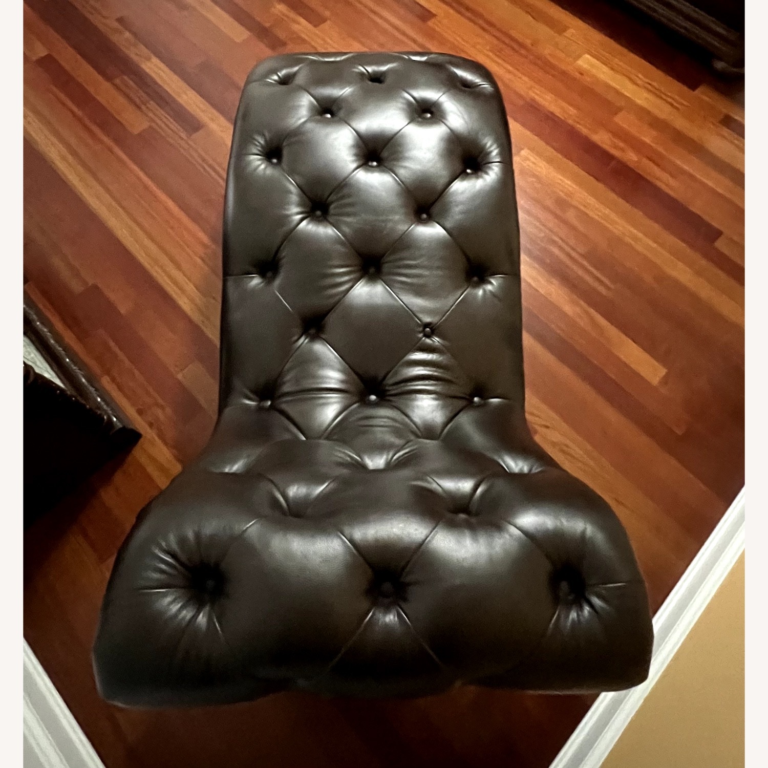 Tufted Leather Chaise Lounge – Classic Luxury - image-2