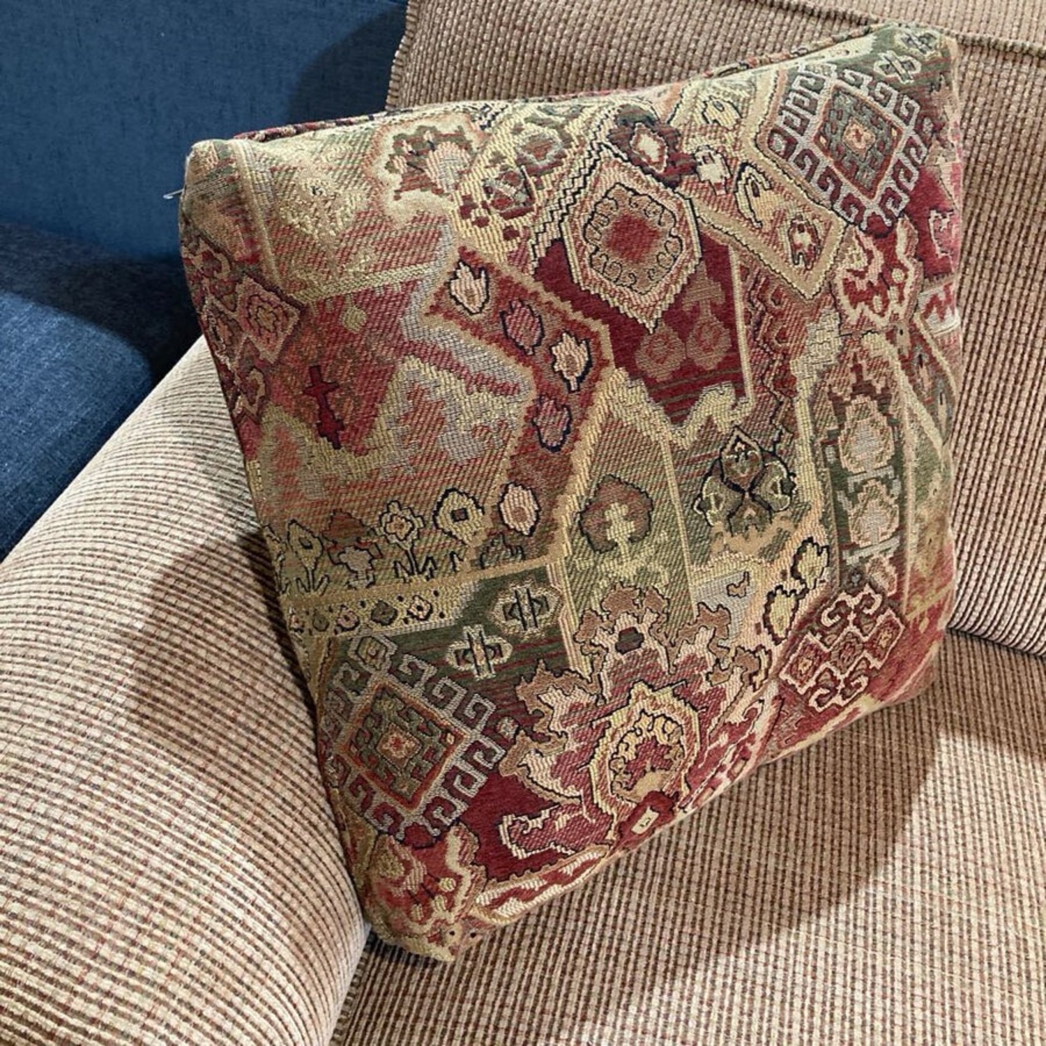 Broyhill Cambridge 3-Seat Rollarm Sofa - image-7