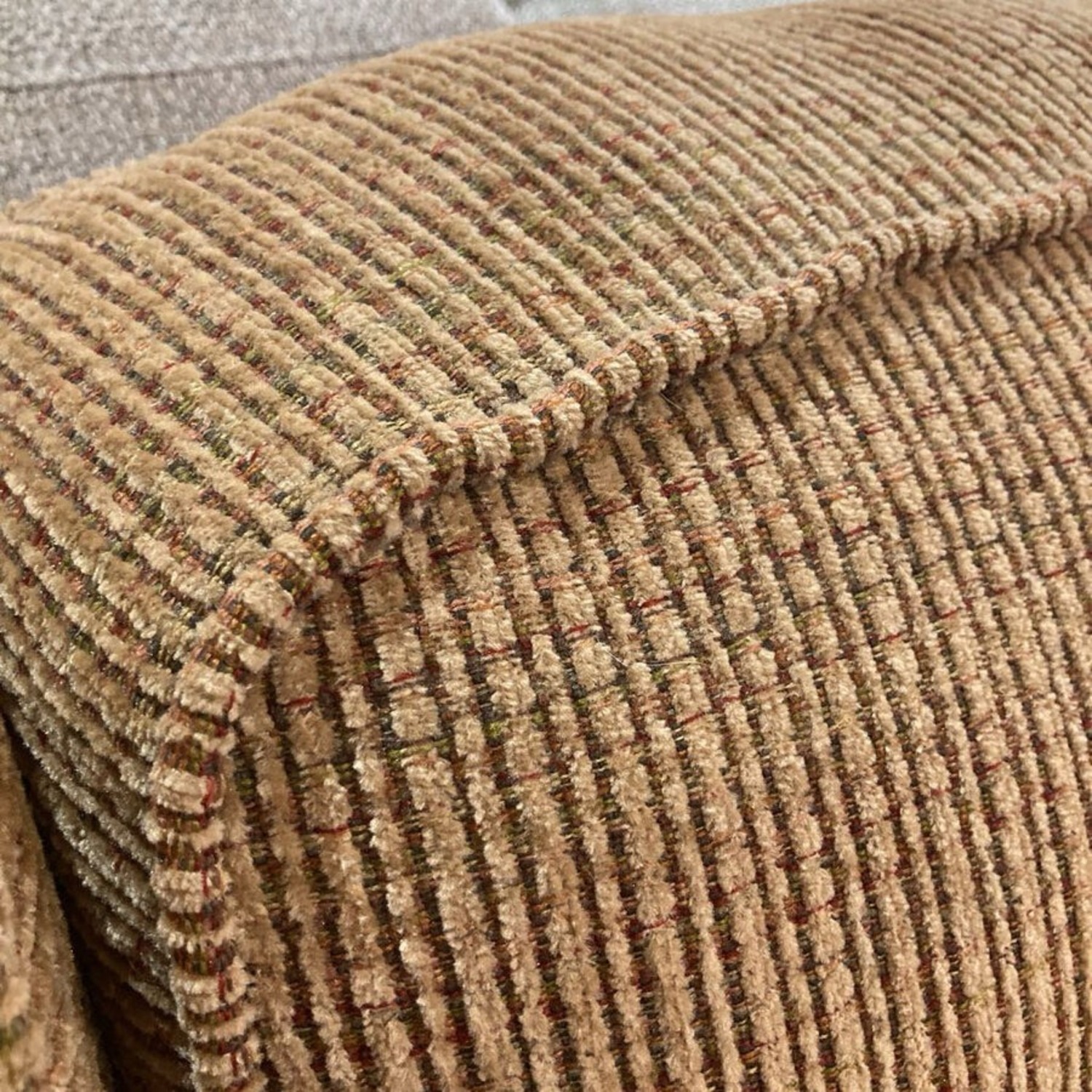 Broyhill Cambridge 3-Seat Rollarm Sofa - image-6