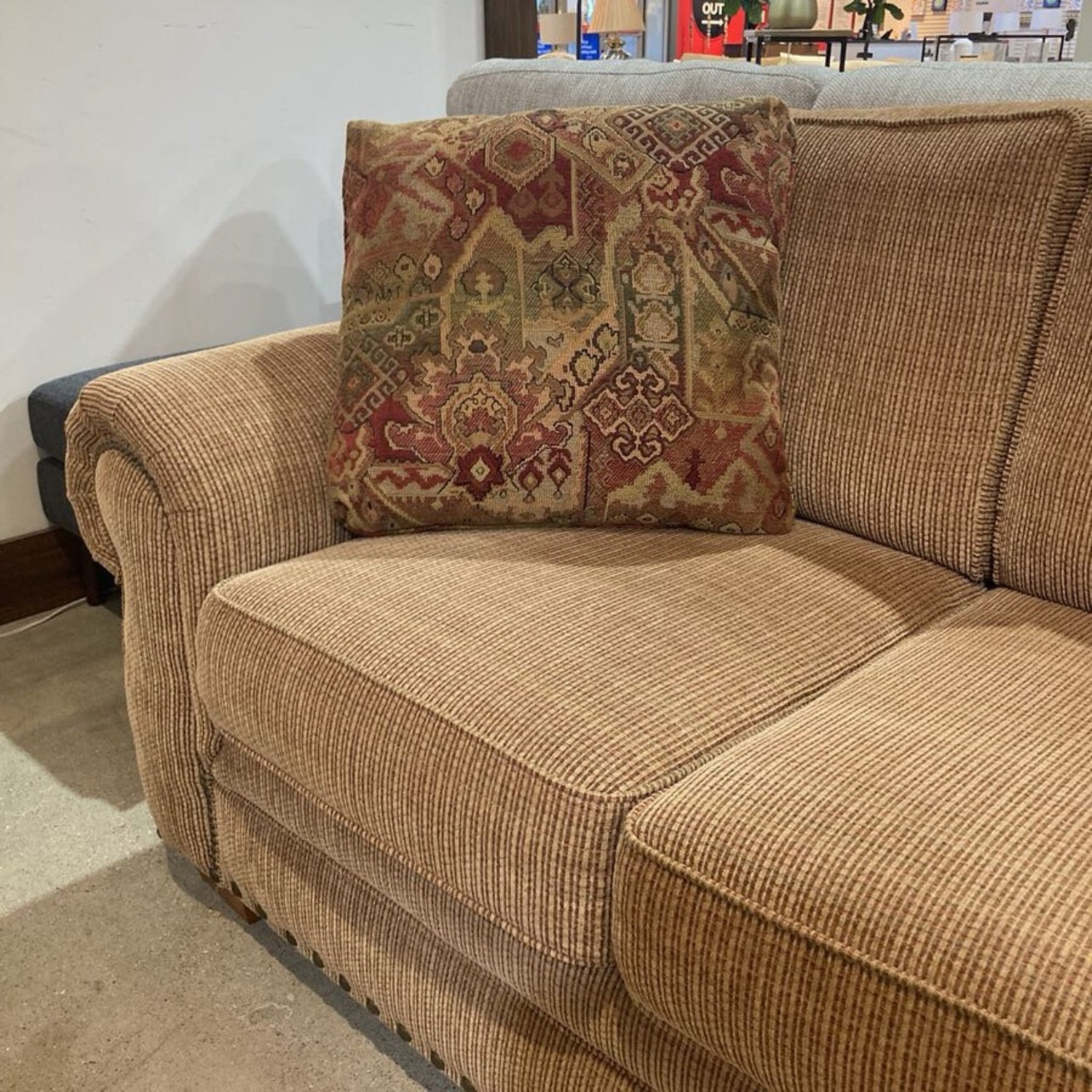 Broyhill Cambridge 3-Seat Rollarm Sofa - image-3