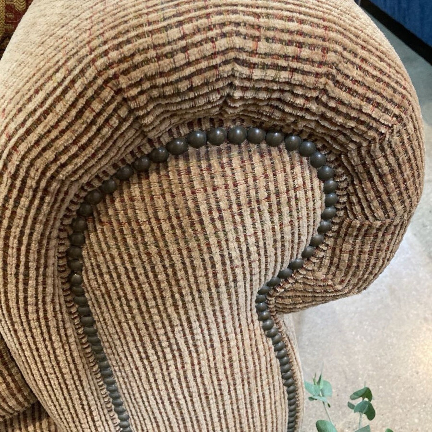 Broyhill Cambridge 3-Seat Rollarm Sofa - image-10