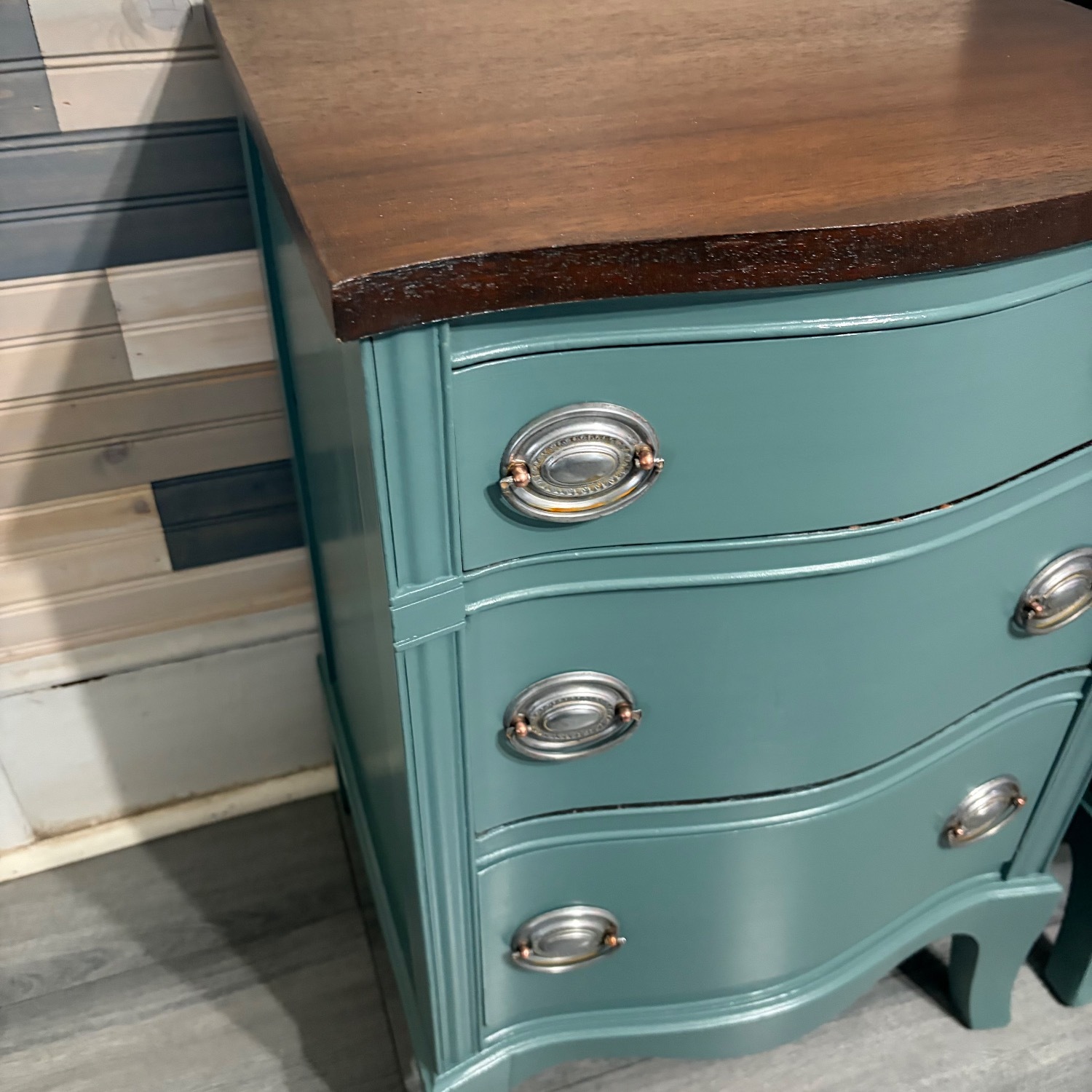 Vintage Drexel Set of Nightstands - image-9