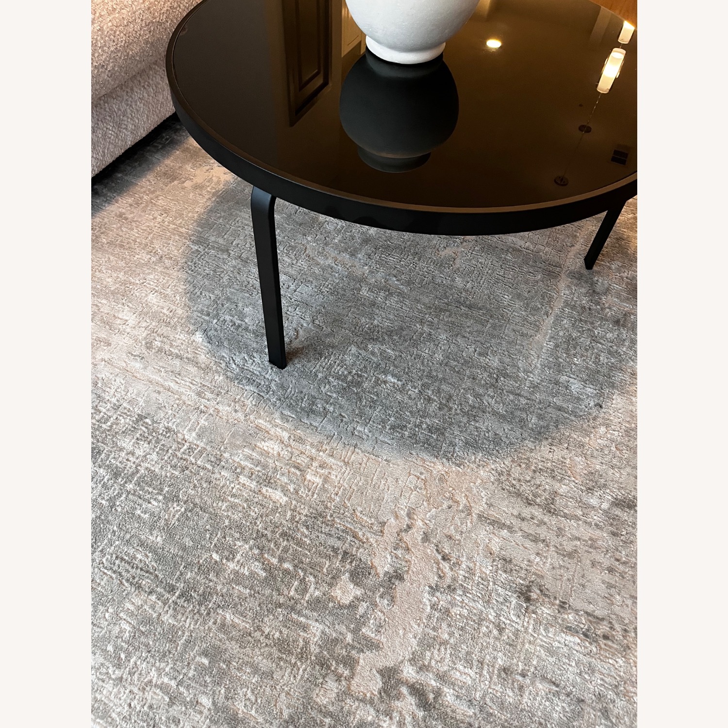 Ashley Furniture Area Rug 65' x 90' - image-1