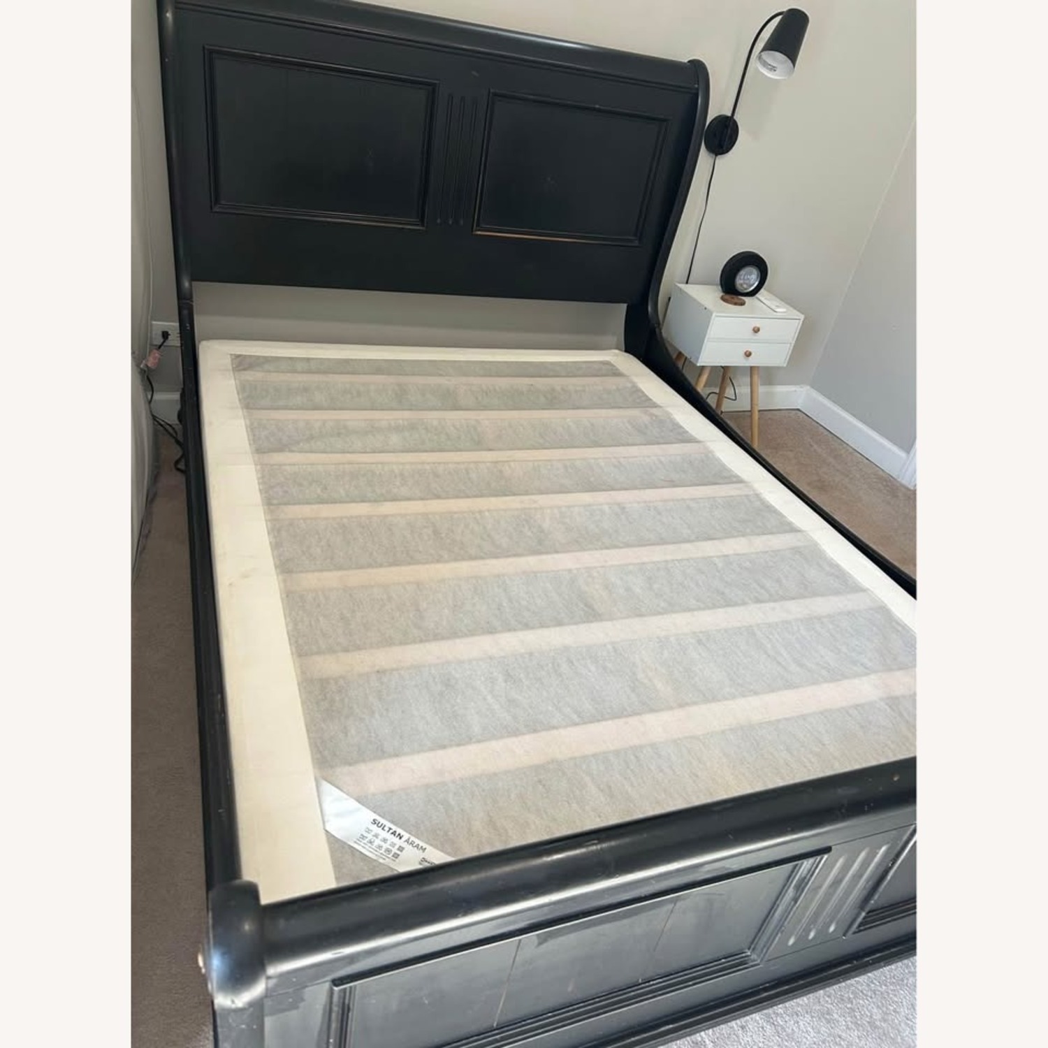 Ethan Allen New Country Black Wood Queen Robyn Bed - image-2