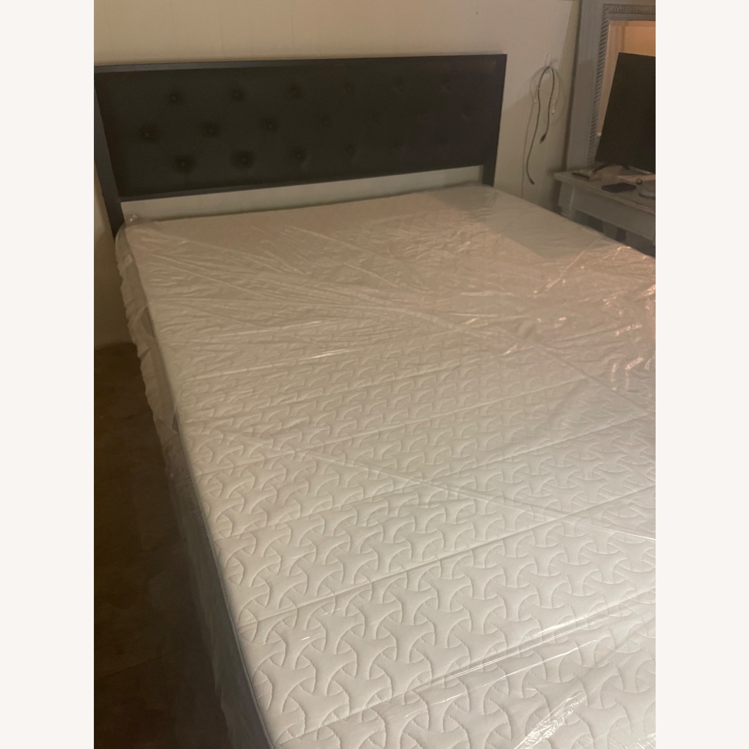 Amazon Dark Brown Queen Bed - image-2