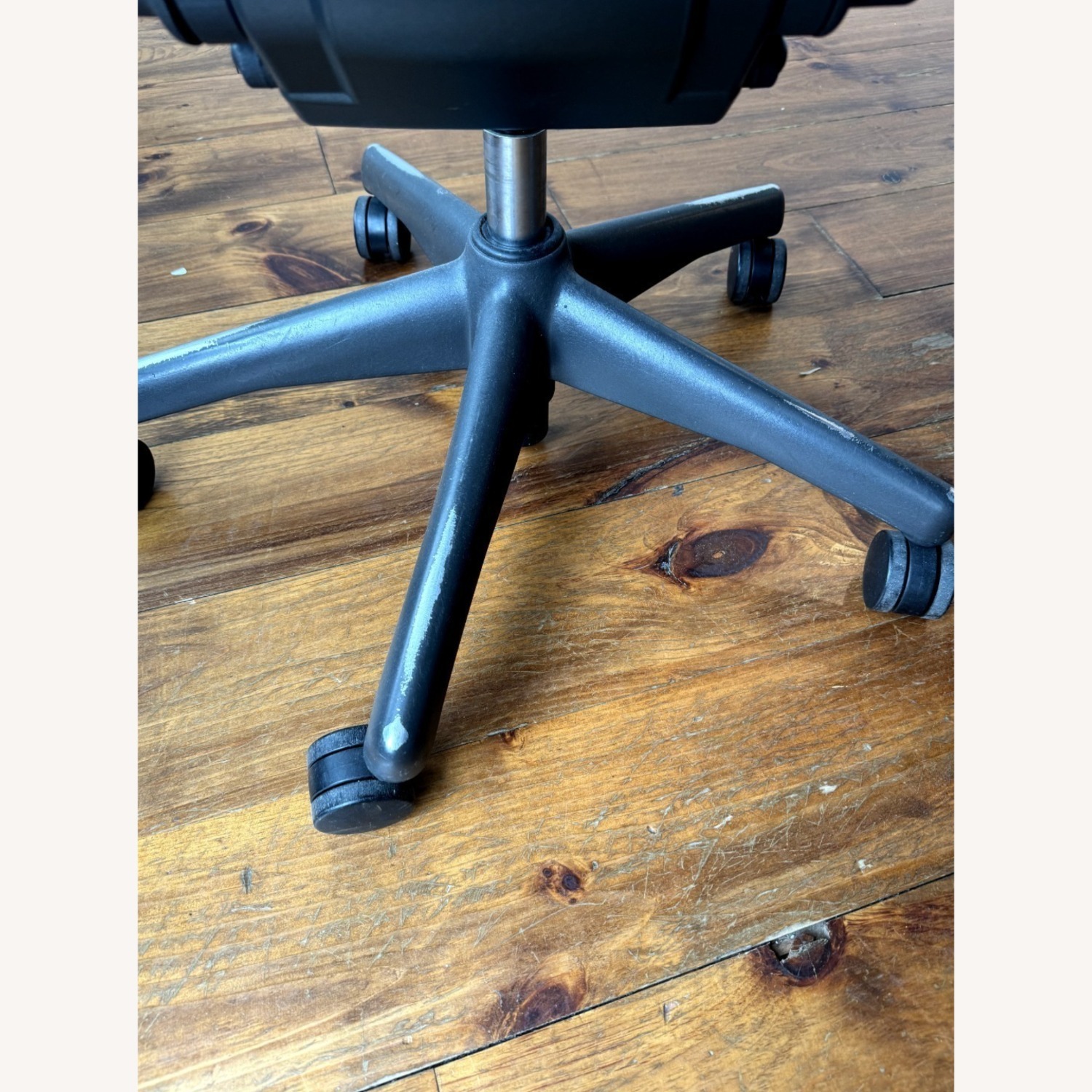  Herman Miller Aeron Office Chair  - image-4