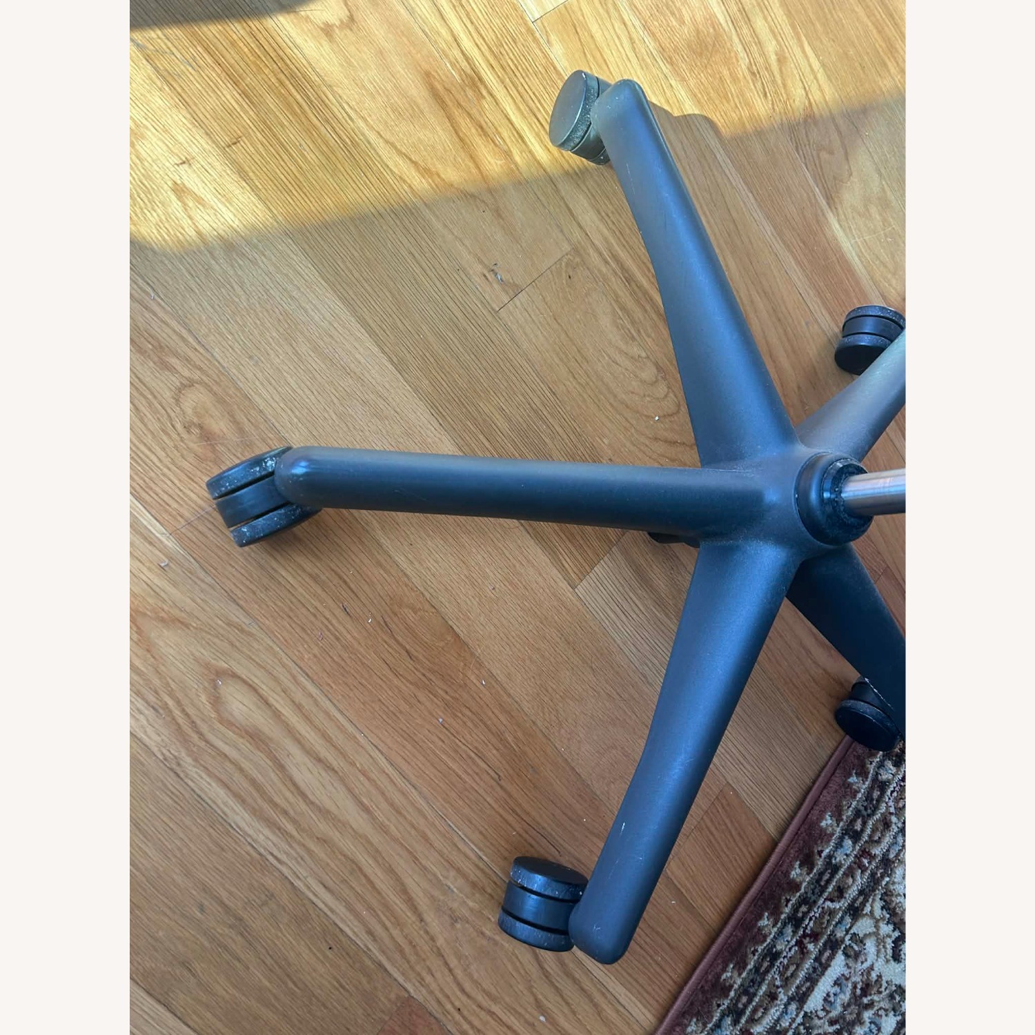 Herman Miller Aeron Chair Size B - image-3