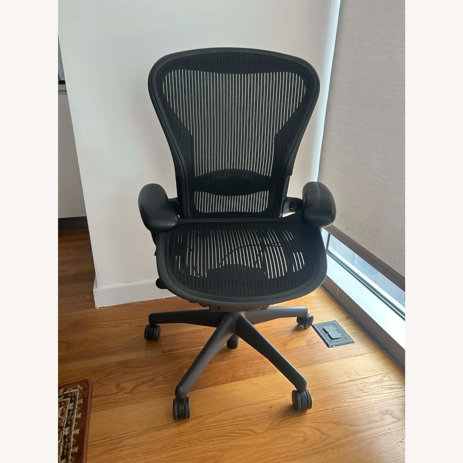 Herman Miller Aeron Chair Size B - image-1