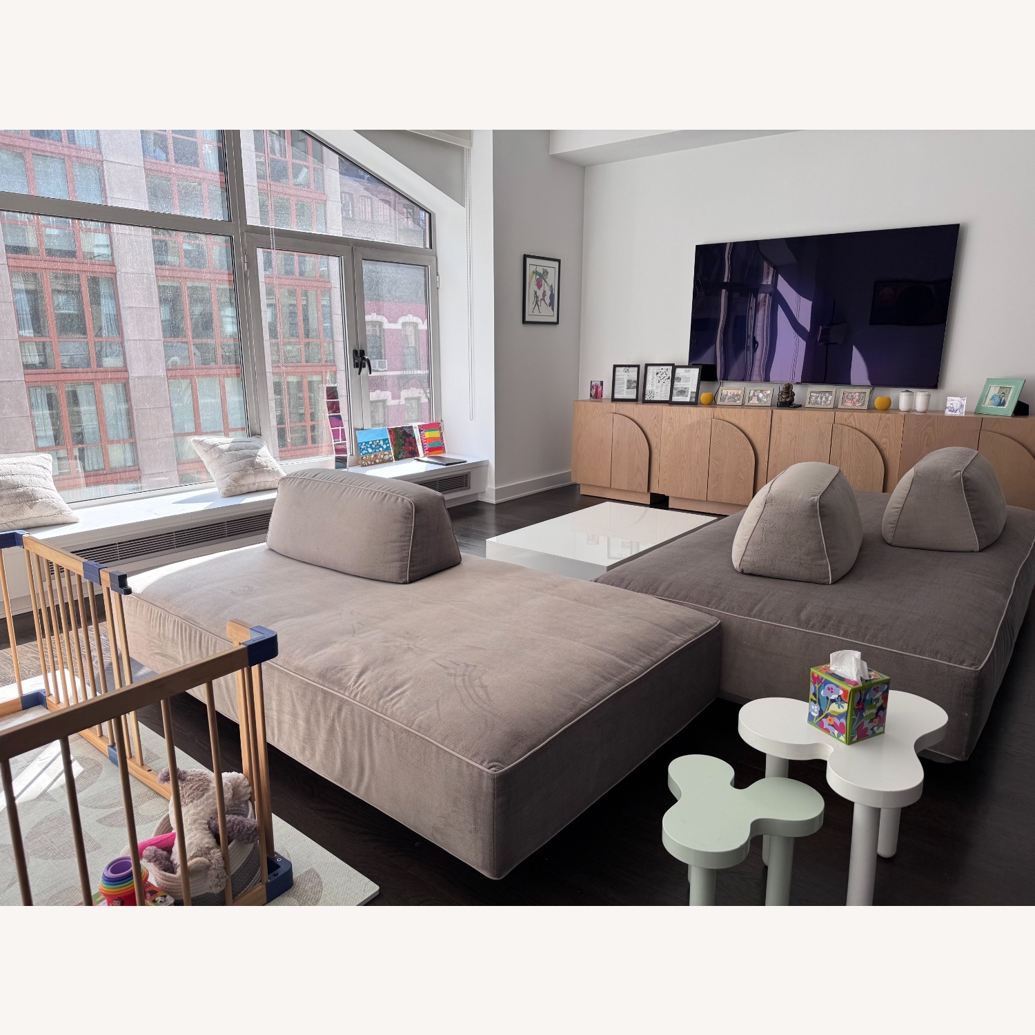 High end couch in near perfect condition - image-1