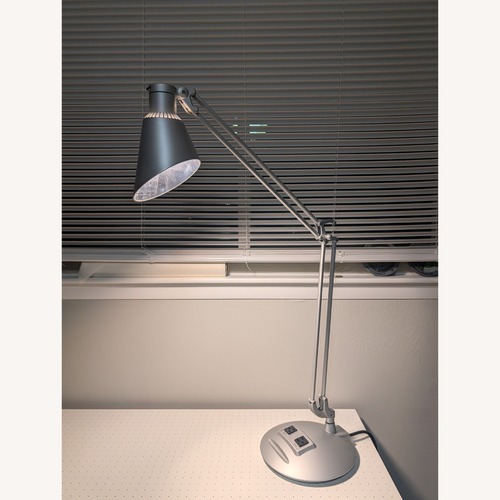 Used Humanscale Dtech2e Silver Plastic Table Lamp for sale on AptDeco