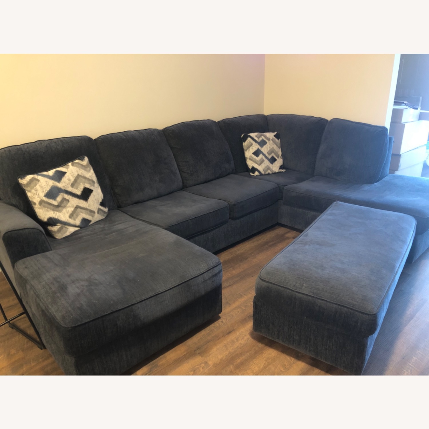 Ashley Furniture Albar 3+ Piece Sectional - image-2