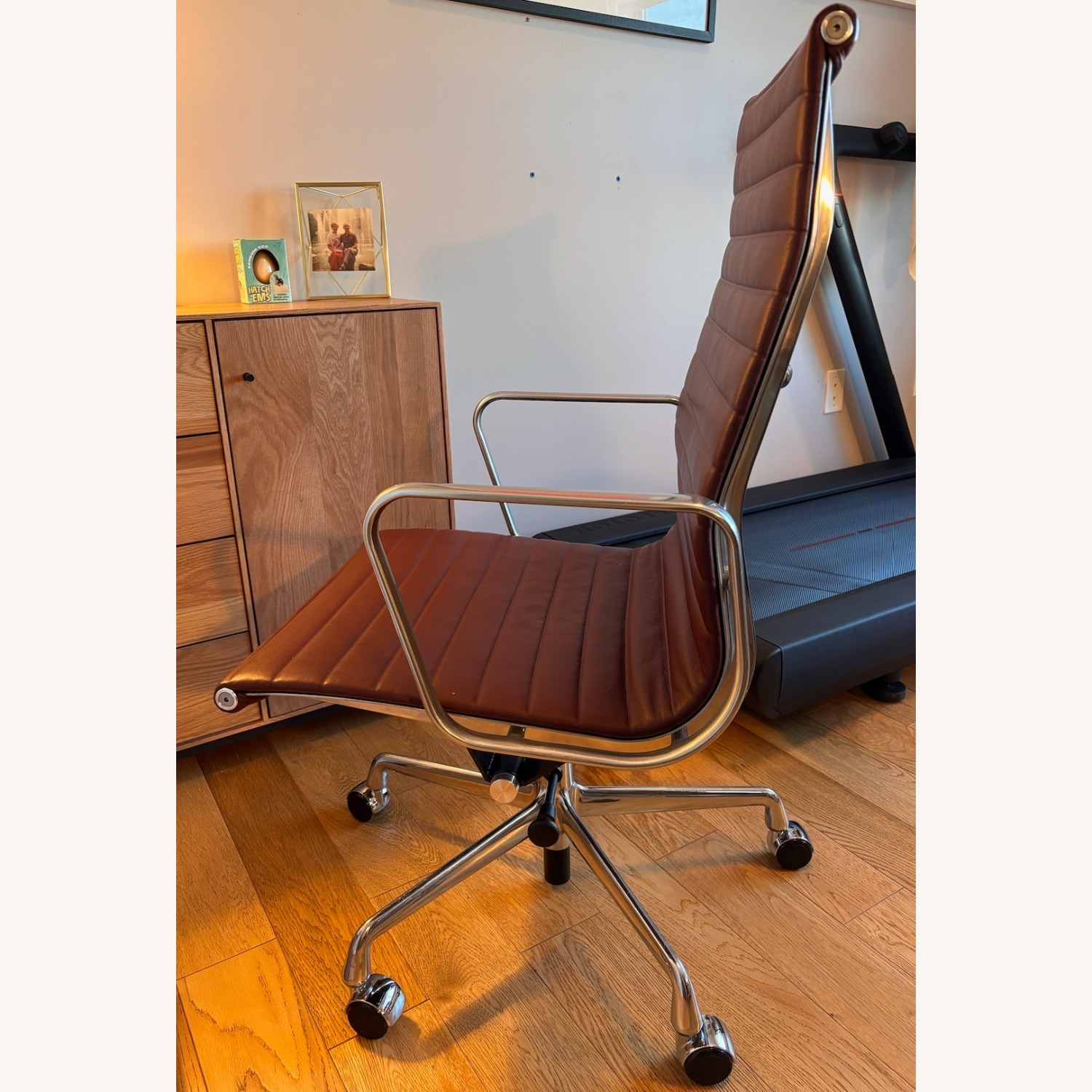  Eames Aluminum Grp Exec Chair  Mantra Leather - image-4