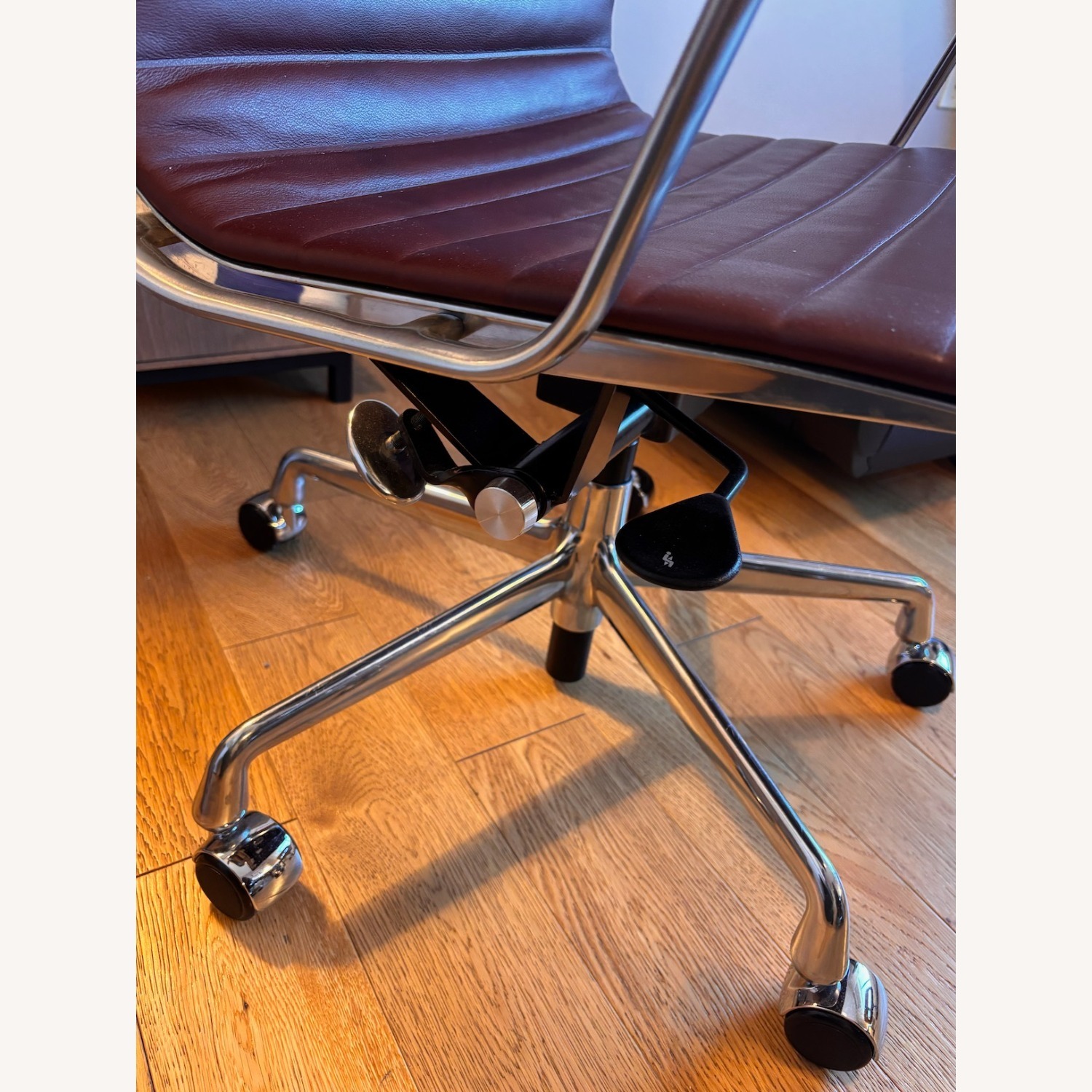  Eames Aluminum Grp Exec Chair  Mantra Leather - image-5