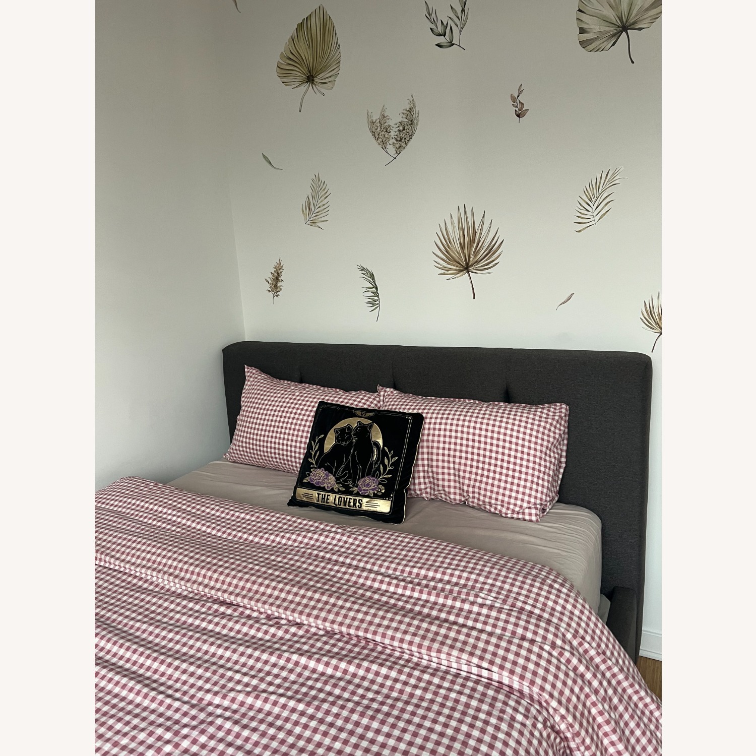 Luxurious Queen Bed - image-1