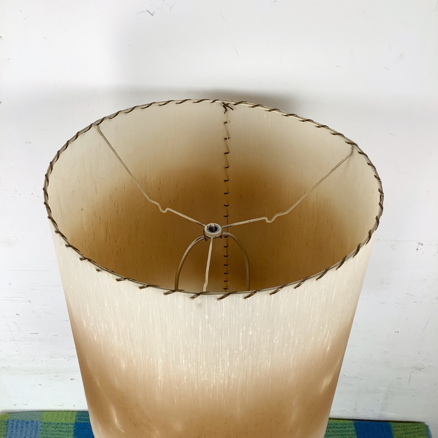 Modernist Vintage Table Lamp with Lucite Accents - image-8