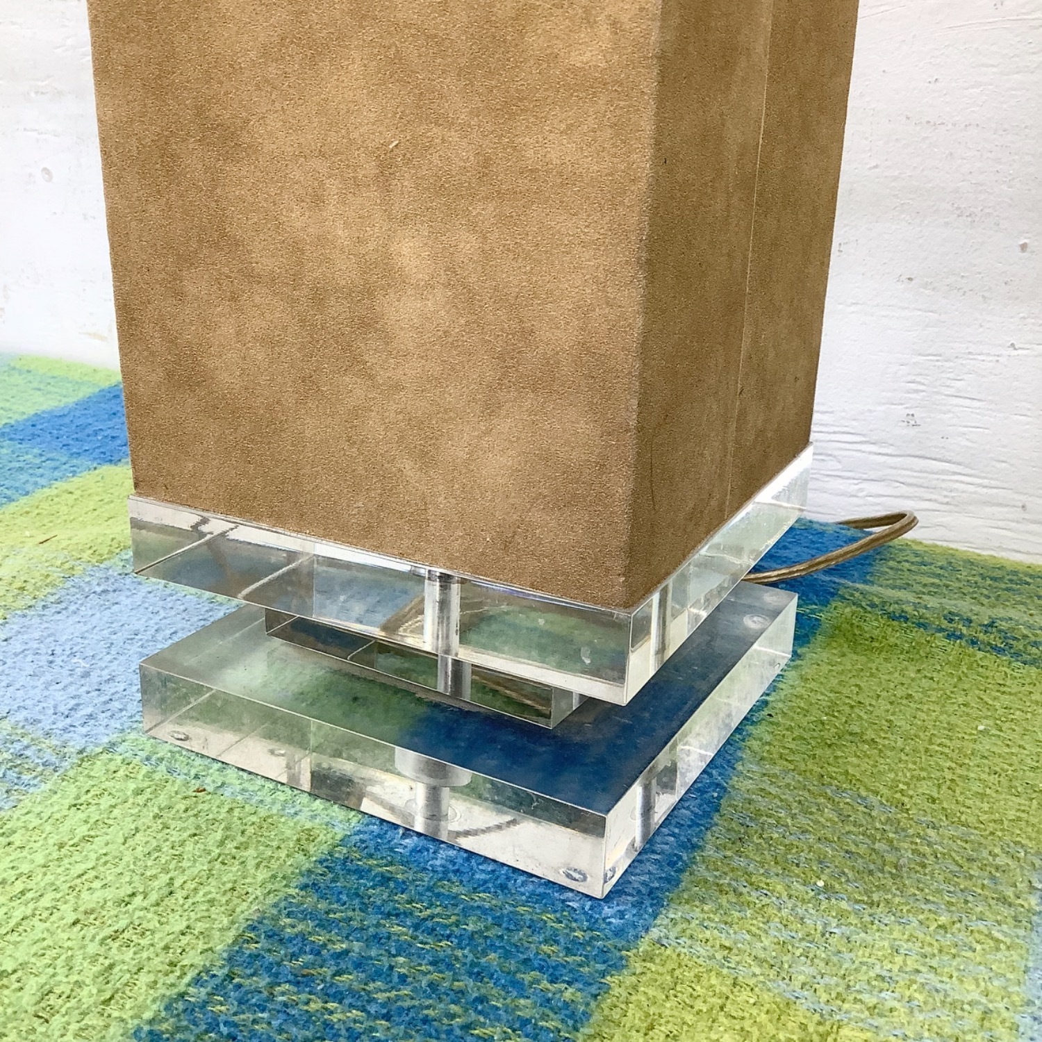 Modernist Vintage Table Lamp with Lucite Accents - image-11