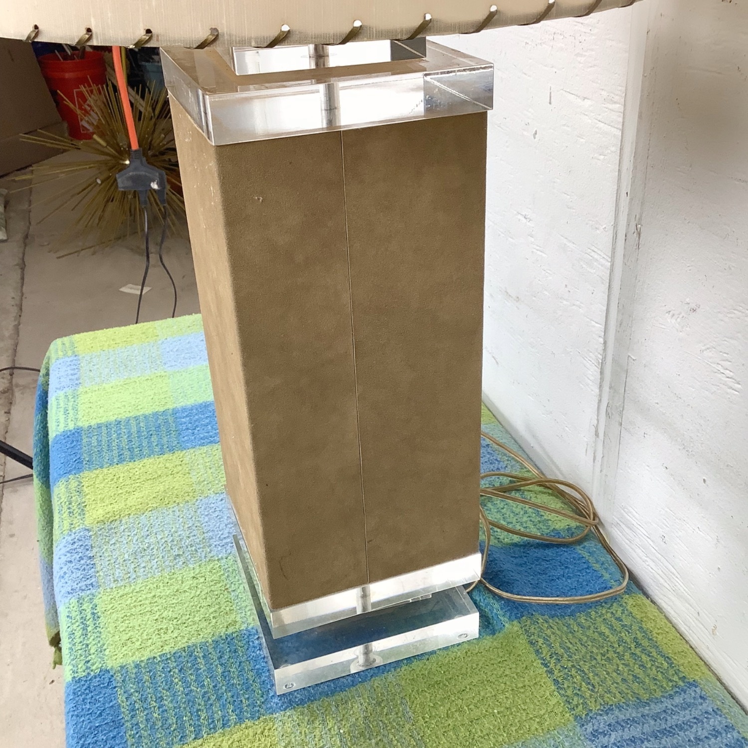 Modernist Vintage Table Lamp with Lucite Accents - image-4