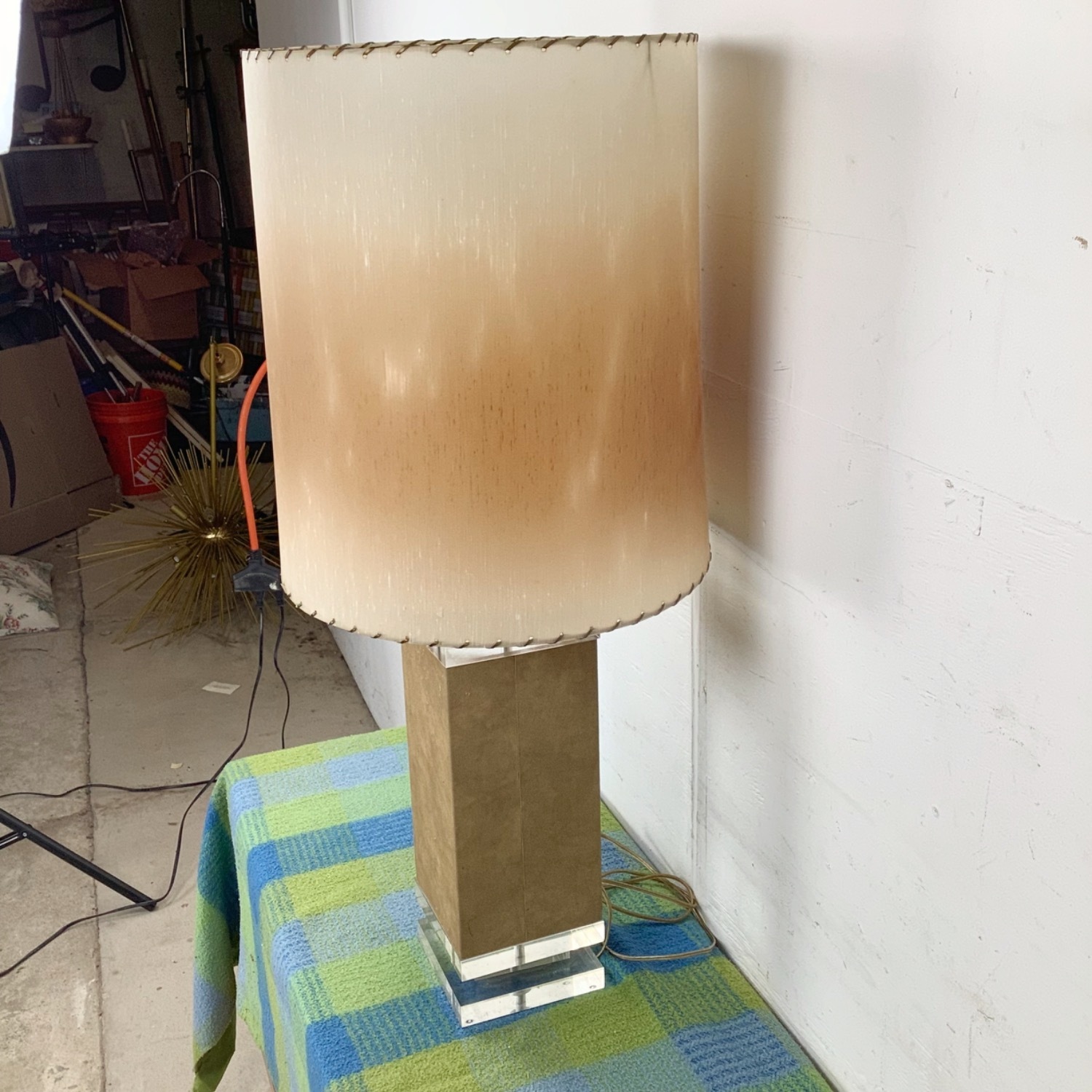 Modernist Vintage Table Lamp with Lucite Accents - image-6