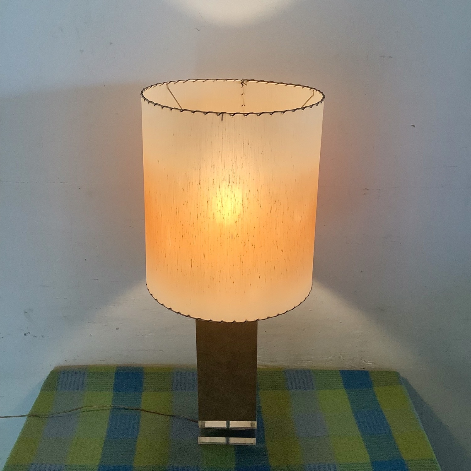 Modernist Vintage Table Lamp with Lucite Accents - image-14