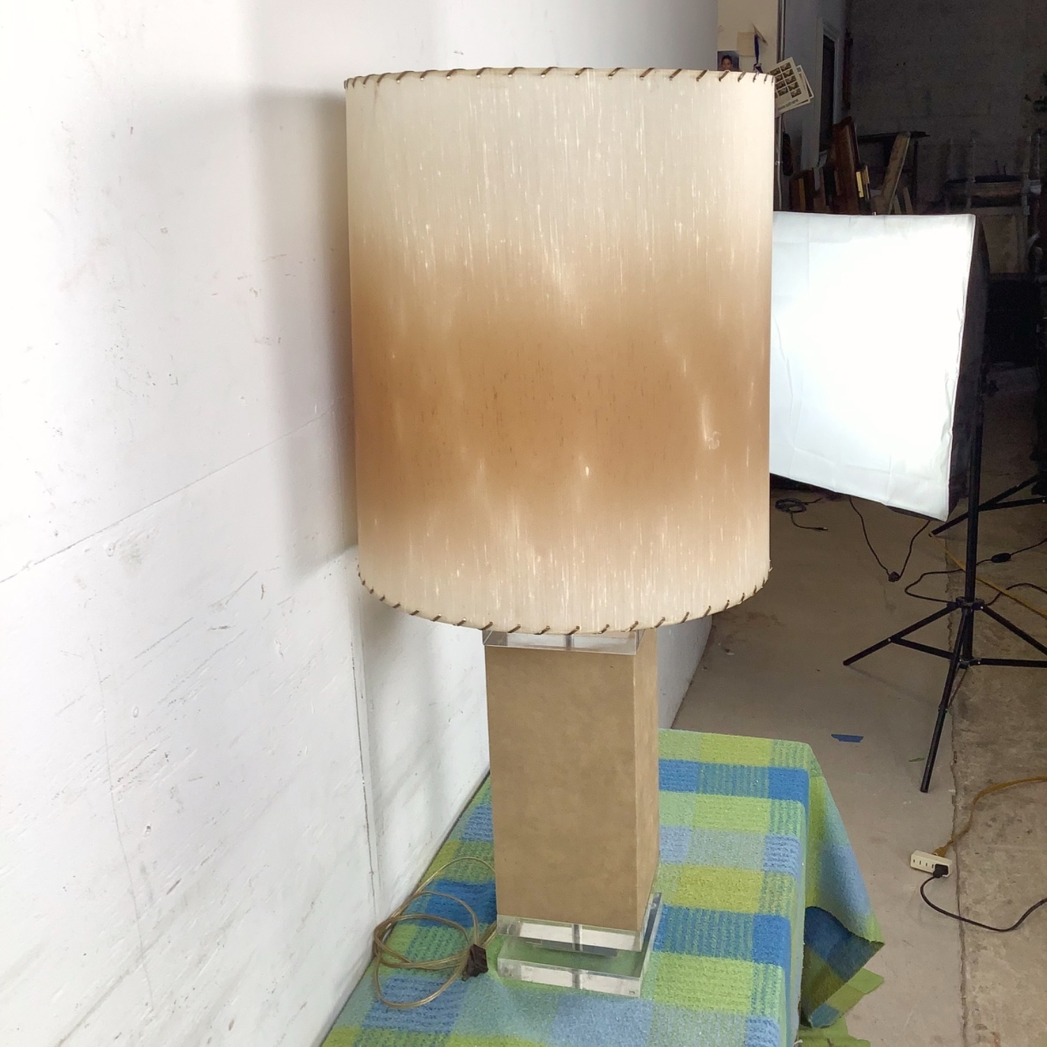 Modernist Vintage Table Lamp with Lucite Accents - image-7