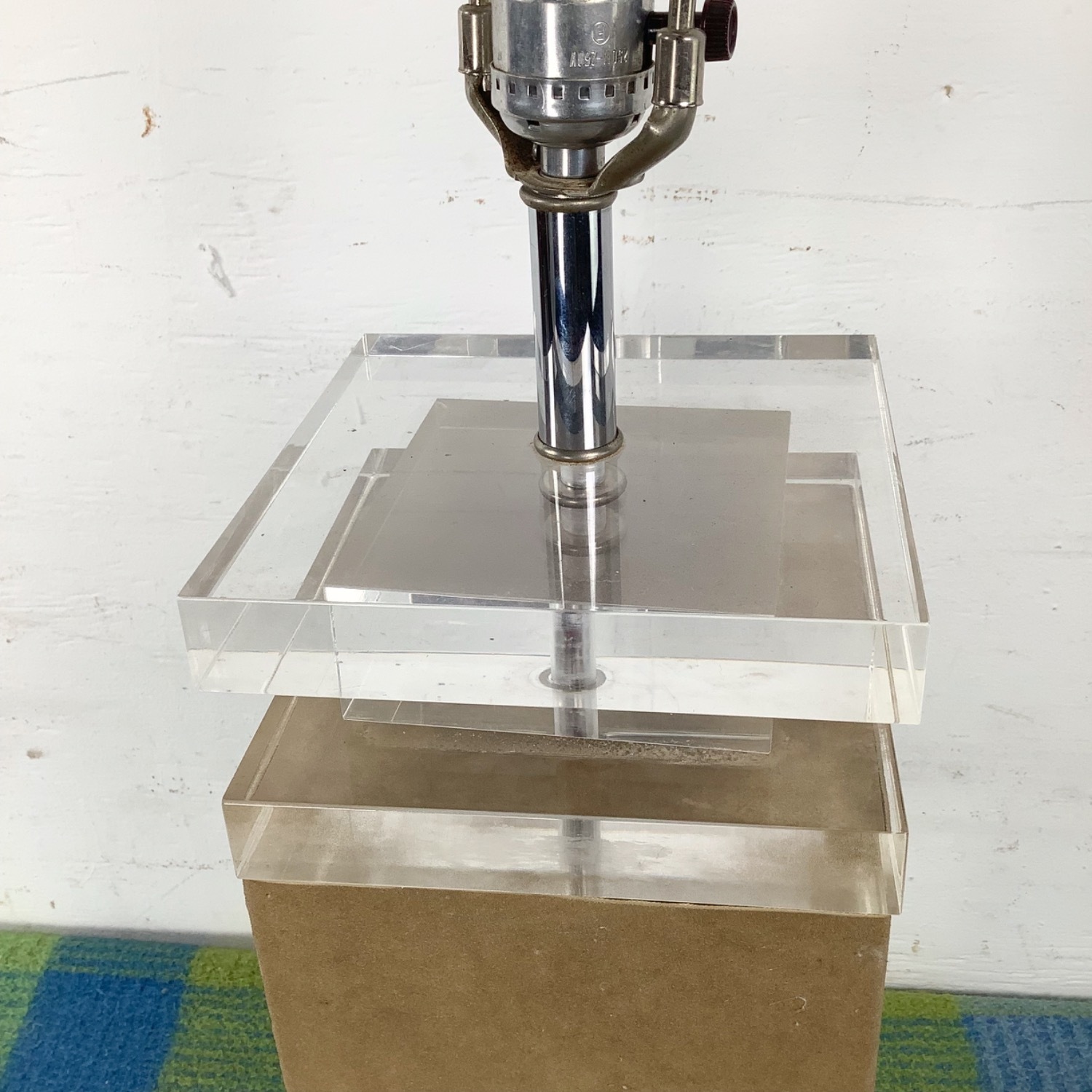 Modernist Vintage Table Lamp with Lucite Accents - image-16