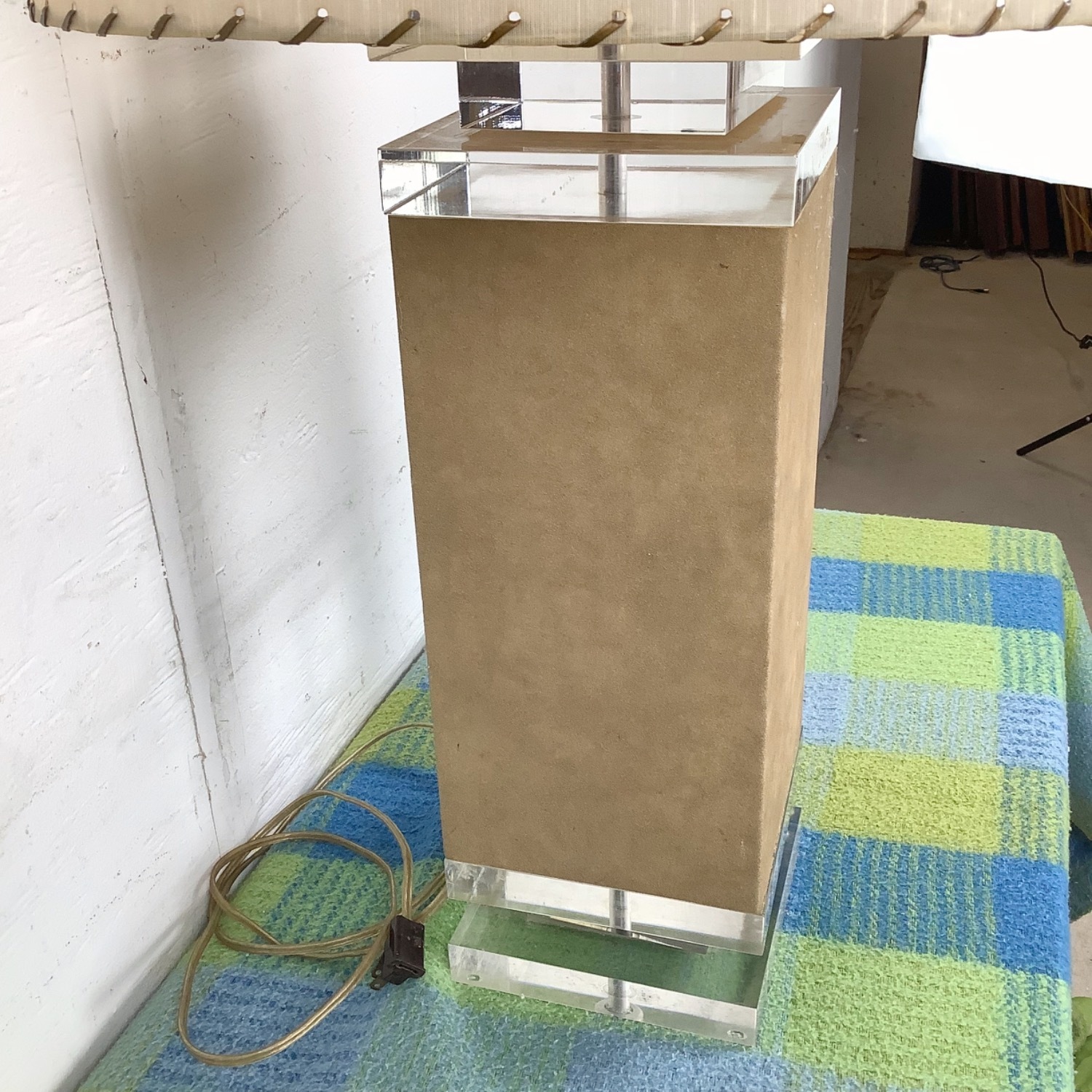 Modernist Vintage Table Lamp with Lucite Accents - image-12