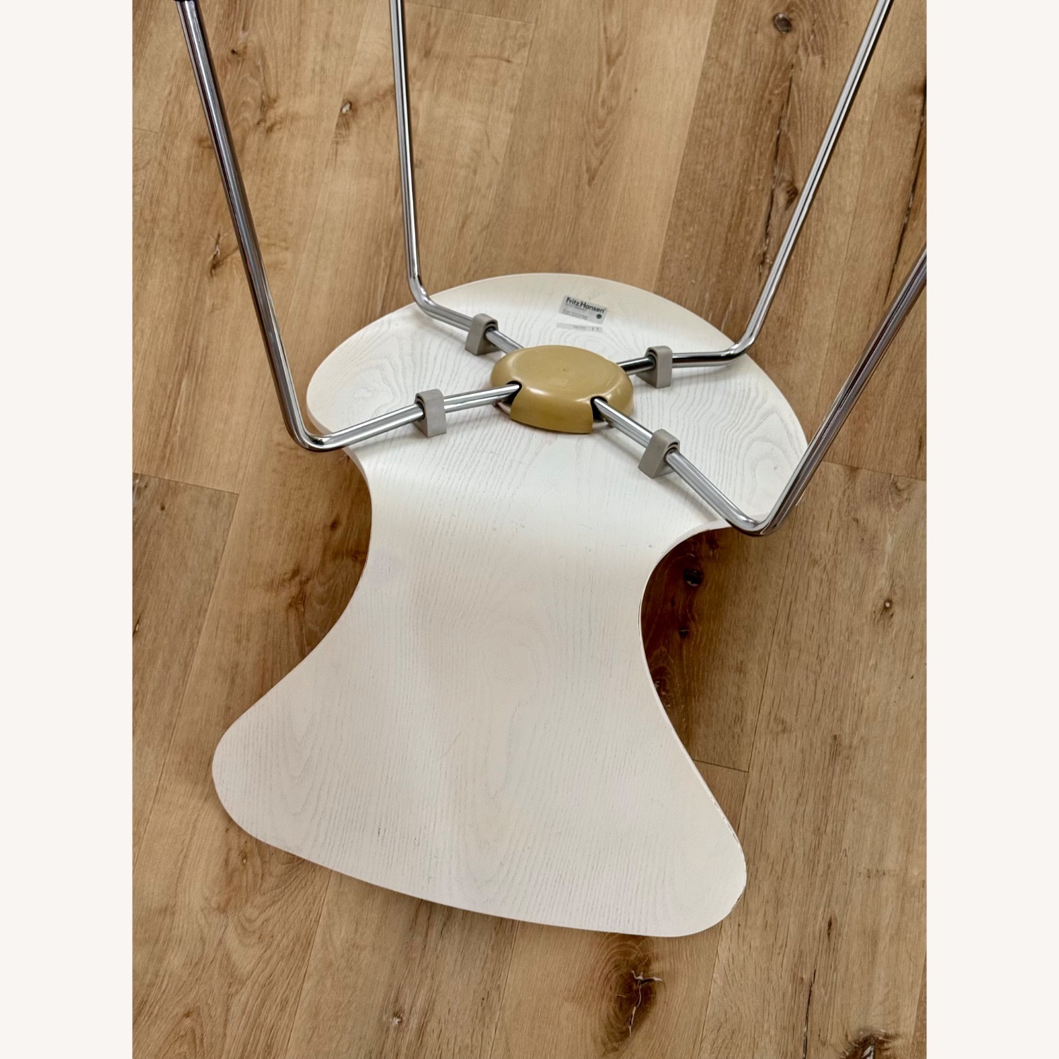 Fritz Hansen Series 7 Chairs in White (Set of 4) - image-9