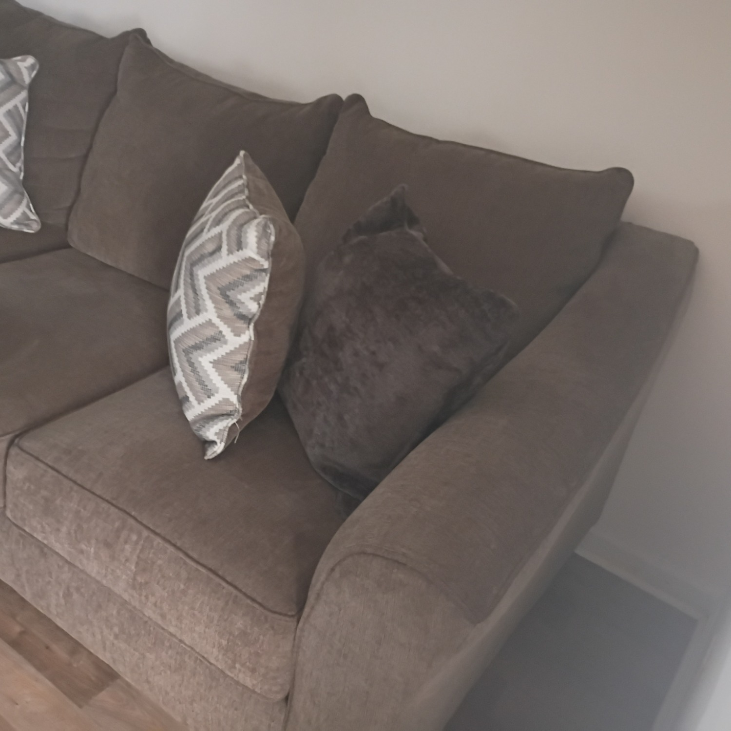 Rooms to Go Ellaworth Sofa - image-5