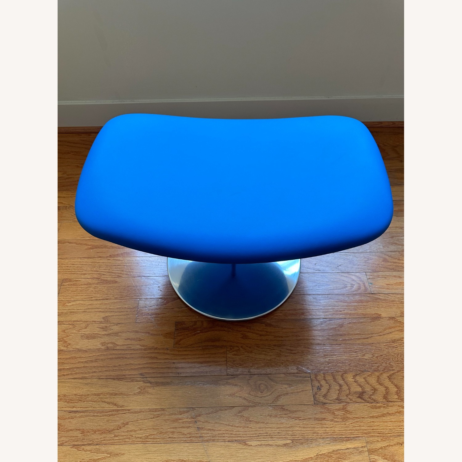 Artifort Leather Tulip Armchair and Ottoman  - image-6