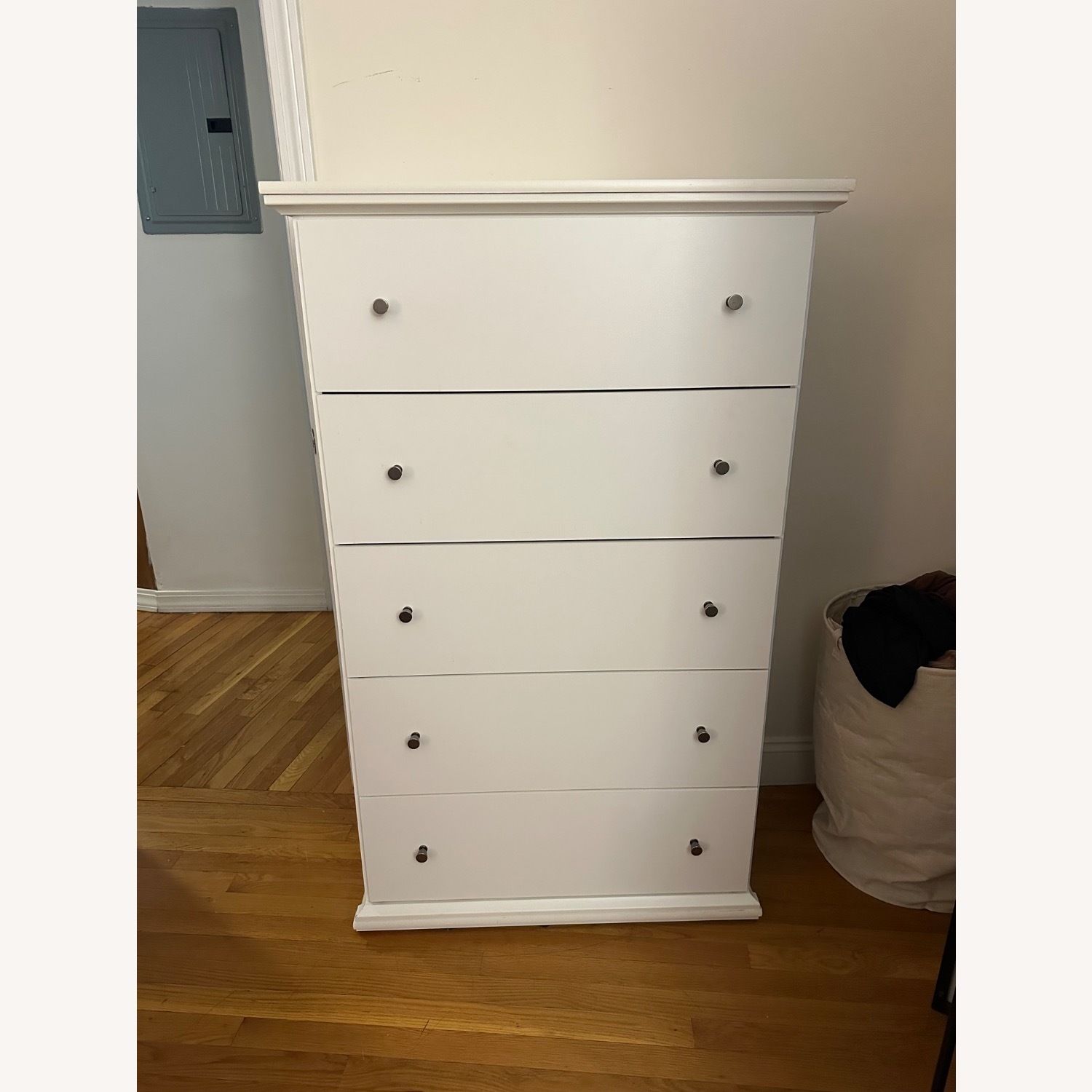 Jordan's Furniture Bostwick Shoals 5 Drawer Chest - image-1