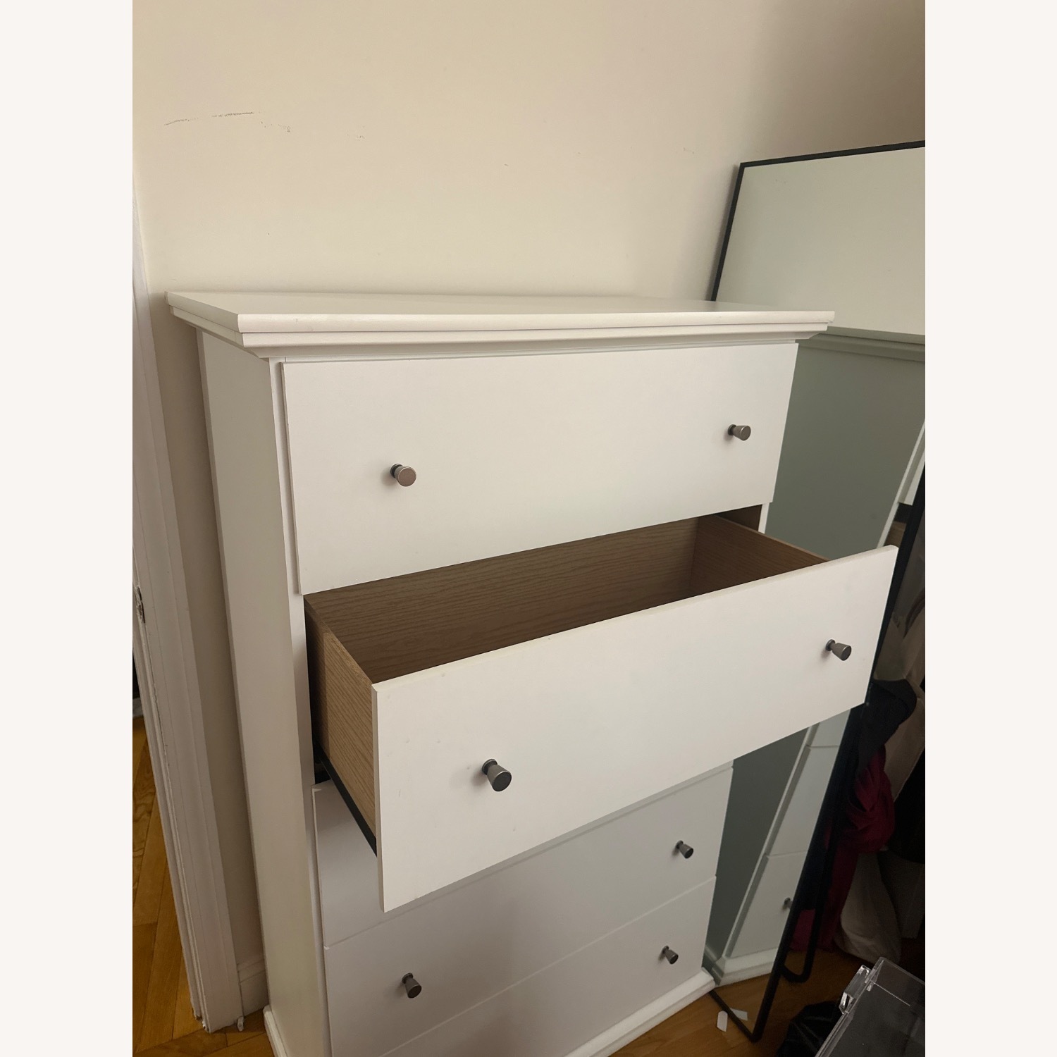 Jordan's Furniture Bostwick Shoals 5 Drawer Chest - image-3