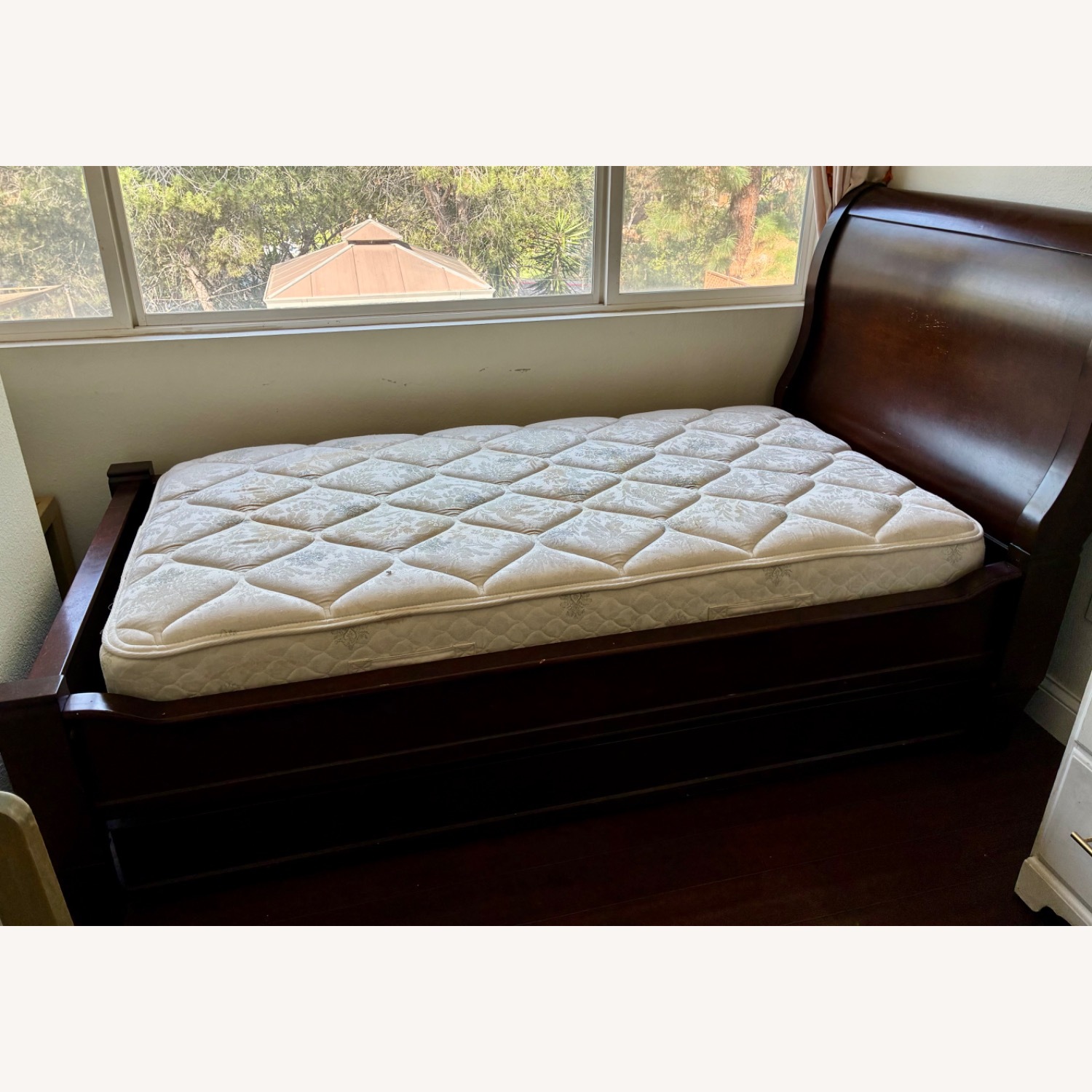 Pttery Barn Larkin Sleigh Bed With Trundle  - image-3