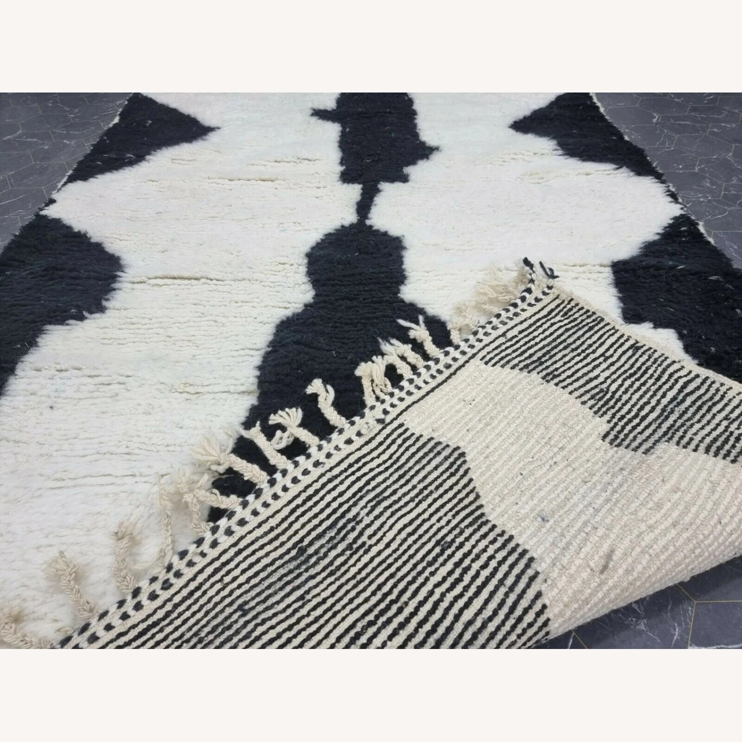 Black & White Geometric Wool Area Rug 5' x 7' - image-4