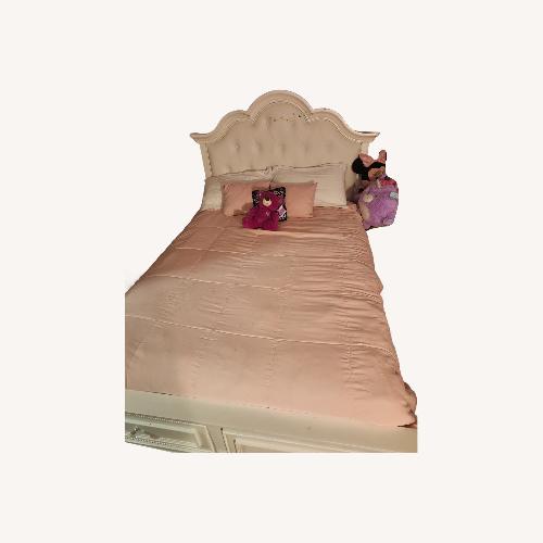 Used American Furniture Alliance White Wood Full Bed for sale on AptDeco